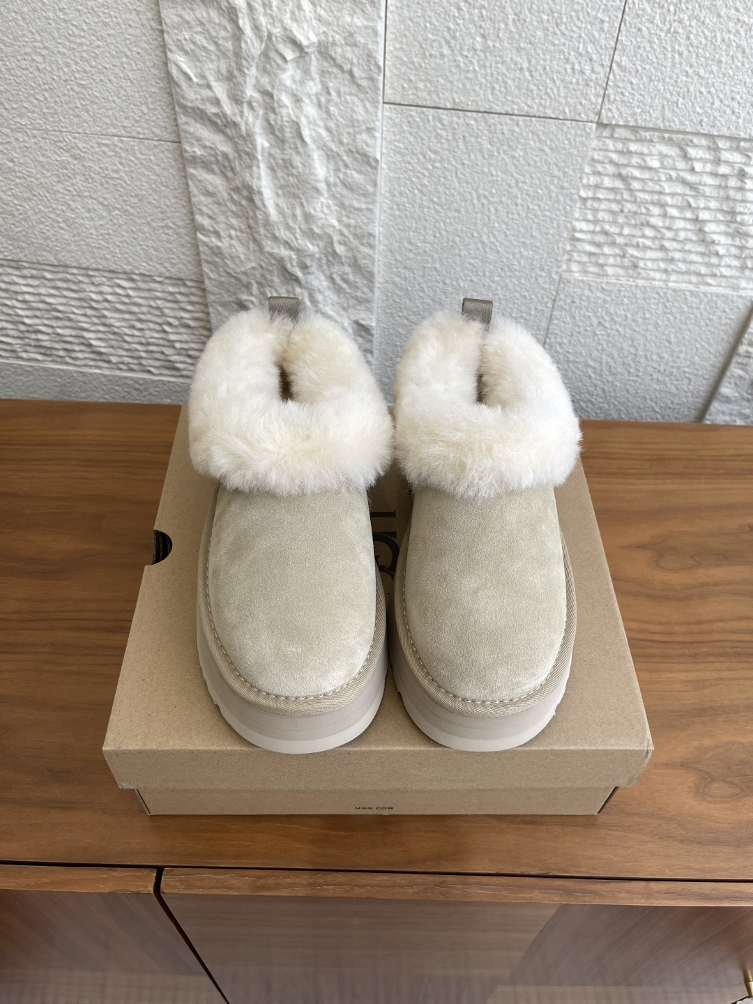 NO:489970,Top version: UGG 2025 Autumn and Winter New Loafers New Series Tazzelle Loafers Thick Sole One-Pedest Rose Loafers UGG Sliper Evolution Loafers New Series, Tazzelle Loafers, Skinny and Slim, Slim and lazy, Slim and one-Pedest Rose Loafers, easy to put on and take off. Thick Sole EVA non-slip, wear-resistant and comfortable, half-sized one-Pedest Rose, unlocking the slack feel. Original custom imported top layer cowhide inner original custom warm wool, Outsole original open mold EVA foamed sole Size35-40 (40 custom made without return or exchange), Loafers fur shoes, loafers, cowhide19860909顶级版本: UGG 2025 秋冬新款 便鞋新生系列 Tazzelle塔茨勒便鞋 厚底 一脚蹬 乐福鞋 UGG这款Sliper Evolution便鞋新生系列,Tazzelle塔茨勒便鞋,鞋口滋毛设计,可爱甜美松驰慵懒,一脚蹬便鞋,穿脱方便.厚底EVA防滑耐磨且舒适,半耄一脚蹬,解锁松弛脚感. 面料原版定制进口头层牛皮 内里原版定制保暖羊毛 大底原版开模EVA发泡大底 Size35-40（40定做不退换）,乐福鞋毛毛鞋,loafers,cowhide,Women's Shoes