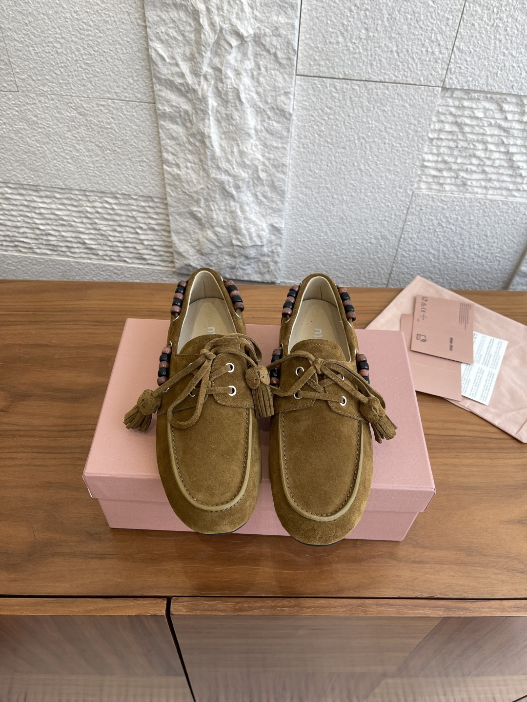 NO:489961,Top version: (Exquisite airplane box for delivery counter) Miu Miu Miu 25ss Autumn and Winter New Wood Bead Decoration Tassel Loafers These tassel loafers feature light silhouettes and exquisite details, wooden bead decorative upper, suede leather tassel apron, tongue-embossed logo, and insole silk screen-printed logo. They are particularly prominent due to the special treatment of suede leather, presenting a depressed effect and authentic charm. Original custom fabric custom imported top layer ox back velvet, inner imported sheepskin, outsole original open mold rubber outsole Size35-40 (40 custom made without return or exchange), loafers, miumiu, loafers, skirts, sheepskin19860909顶级版本:（配送专柜精美飞机盒） Miu Miu 缪缪 25ss 秋冬新款 木珠装饰 流苏 乐福鞋 这些流苏乐福鞋以轻盈的廓形和精致的细节为特色,木珠装饰鞋面,绒面皮革流苏围裙,鞋舌压印徽标,内底丝网印刷徽标.因其绒面皮革的特殊处理而显得尤为突出,呈现出仿旧效果和真实魅力. 面料原版定制进口头层牛反绒 内里进口羊皮 大底原版开模橡胶大底 Size35-40（40定做不退换）,乐福鞋,miumiu,loafers,skirts,sheepskin,Women's Shoes