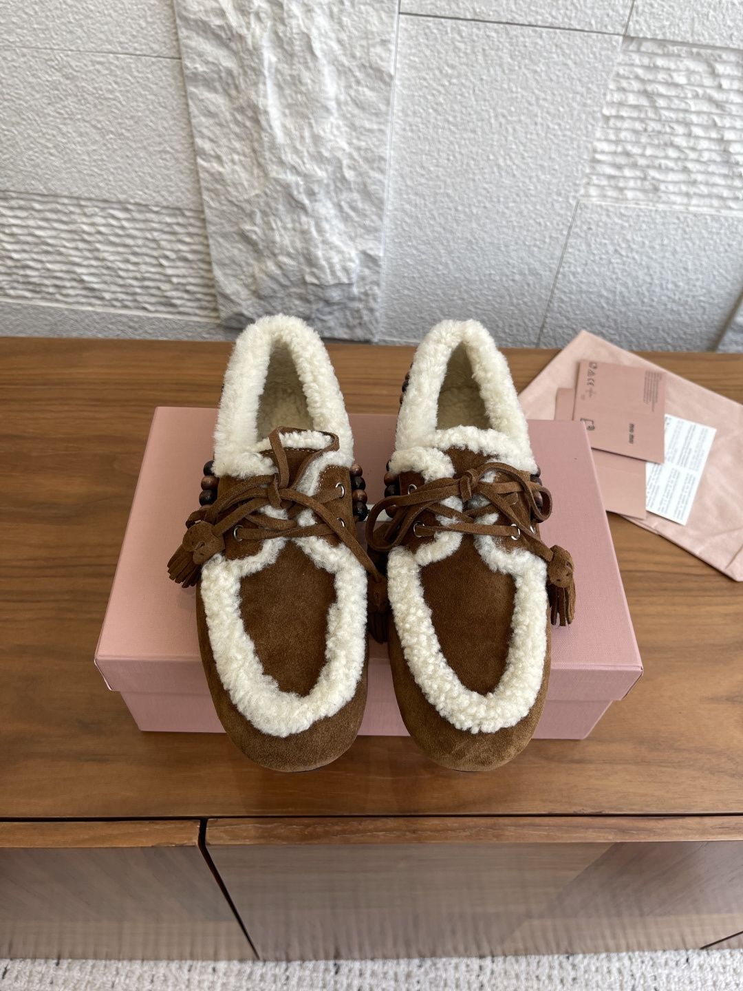 NO:489955,Top version: (Exquisite airplane box for delivery counter) Miu Miu Miu 25ss Autumn and Winter New Wood Bead Decoration Tassels Sheep Curls Loafers These tassels loafers feature light silhouettes and exquisite details, wooden bead decorative upper, suede leather tassel apron, tongue-embossed logo, and insole silk screen-printed logo. It is particularly prominent because of its special treatment of suede leather, showing a dessert effect and authentic charm. Original custom fabric custom imported toe layer beef velvet inner imported sheep curls Outsole original open mold rubber outsole Size35-40 (40 custom made without return or exchange), loafers fur shoes, miumiu, loafers, skirts19860909顶级版本:（配送专柜精美飞机盒） Miu Miu 缪缪 25ss 秋冬新款 木珠装饰 流苏 羊卷毛 乐福鞋 这些流苏乐福鞋以轻盈的廓形和精致的细节为特色,木珠装饰鞋面,绒面皮革流苏围裙,鞋舌压印徽标,内底丝网印刷徽标.因其绒面皮革的特殊处理而显得尤为突出,呈现出仿旧效果和真实魅力. 面料原版定制进口头层牛反绒 内里进口羊卷毛 大底原版开模橡胶大底 Size35-40（40定做不退换）,乐福鞋毛毛鞋,miumiu,loafers,skirts,Women's Shoes