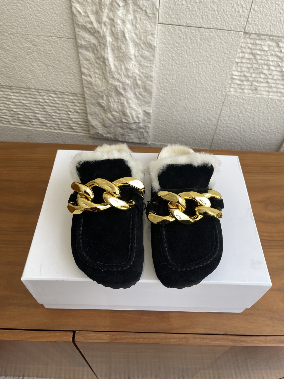 NO:489948,Top version: J.W.Anderson 25ss New autumn and winter style Round toe Big gold chain Cork sole Lazy man drag One foot pedal Half drag Use the contemporary aesthetic of laziness and luxury coexistence. With its iconic design language, the most eye-catching highlight of the upper is its rough and shining antique gold chain. It is not only a decoration, but also a fashion statement that subverts the traditional style. It is the focus wherever you go. It perfectly combines the exquisiteness of high-end fashion with the comfort of home, becoming an indispensable part of your styling. Imported suede fabric, inner/foot-pad wool lining, original molded cork sole table + EVA negative, Size35-40 (40 custom made, non-return and exchange), semi-drag fur shoes, chamois leather19860909顶级版本: J.W.Anderson 25ss 秋冬新款 圆头 大金链条 软木底 懒人拖 一脚蹬 半拖 用抱慵懒与奢华并存的当代美学.这款JW. Inderson穆勒半拖以其标志性的设计语言,鞋面最夺目的亮点莫过于其粗犷而闪耀的仿古金色链条.它不仅是装饰,更是颠覆传统的时尚宣言,无论走到哪里都是焦点所在.将高级时装的精致感与居家般的舒适更意完美融合,成为您造型中不可或缺的tatement piece. 面料进口麂皮 内里/垫脚羊毛里 大底原版开模软木底台+EVA底片 Size35-40（40定做不退换）,半拖毛毛鞋,chamois leather,Women's Shoes