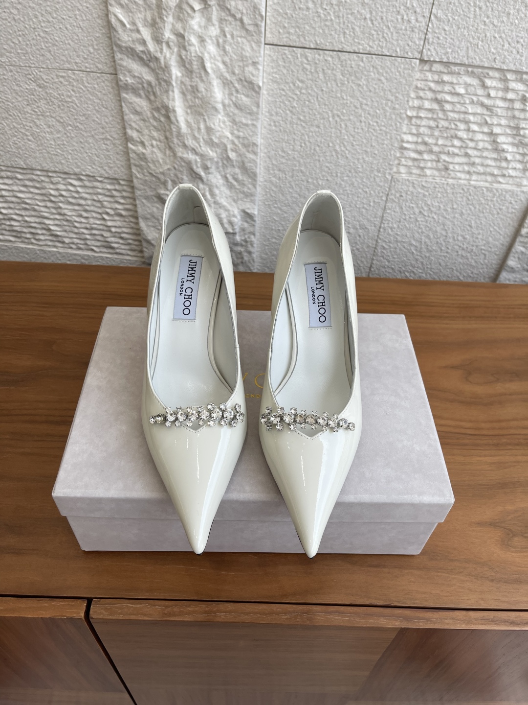 NO:491095,Top version: JIMMY CHOO 25ss Autumn new product pointed toe diamond-mounted trim BELINDA PUMP 120 high heels JC Jimmy Zhou's Belinda Pump 120 series high heels are made of high gloss patent leather to create a modern shoe shape. The bright pointed toe design is matched with 9 cm high heels, exquisite crystal decorative straps are shiny, making the feet charming. Fabric imported tyre patent leather, inner imported sheepskin, outsole imported Italian leather outsole Heel height 9cm Size35-41 (40 41 custom made without return or exchange), high heels shoes, jimmy choo, jimmy choo, high heels, sheepskin, Leather soles19860909顶级版本: JIMMY CHOO 25ss 秋季新品 尖头 镶钻饰条 BELINDA PUMP 120 高跟鞋 JC吉米周这款Belinda Pump 120 系列高跟鞋,以高光泽漆皮材质打造摩登鞋型.鲜明尖头设计配以9厘米高跟,精美水晶饰绑带微光熠熠,令双足尽显迷人魅力. 面料进口胎牛漆皮 内里进口羊皮 大底意大利进口真皮大底 跟高9cm Size35-41（40 41定做不退换）,高跟鞋单鞋,jimmy choo,jimmy choo,high heels,sheepskin,Leather soles,Women's Shoes