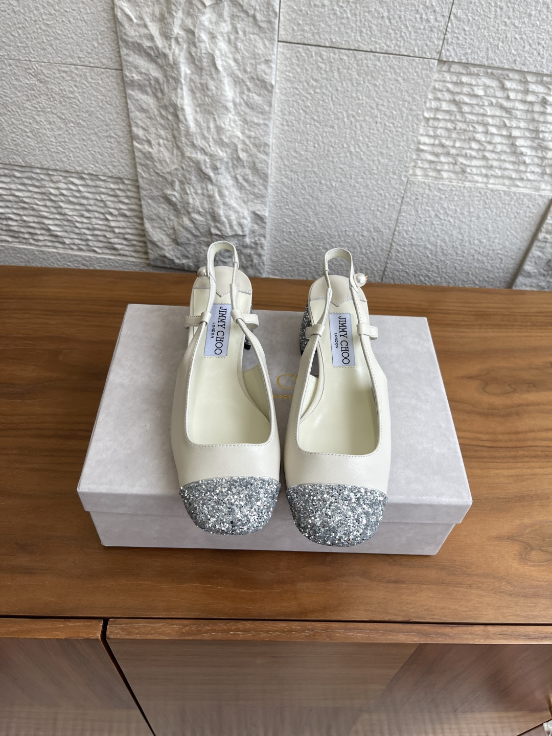 NO:491081,Top version: JIMMY CHOO 25ss Autumn new product Round toe exposed heels Elisa Sling Back 45 high heels JC Jimmy Zhou's Elisa Sling Back 45 series high heels, lambskin splicing and flashing Grit, the classic shoe shape is fashionable and upgraded. Exquisite pearl straps, super comfortable low wide heel design, elegant silhouette and unique details show fashion taste. Fabric imported lambskin/Greet inner imported sheepskin Outsole Italian imported leather outsole Heel height 4.5cm Size35-41 (40 41 custom made without return), sandals, jimmy choo, jimmy choo, sandals, high heels, sheepskin, Leather soles19860909顶级版本: JIMMY CHOO 25ss 秋季新品 圆头 露跟鞋 Elisa Sling Back 45 高跟鞋 JC吉米周这款Elisa Sling Back 45 系列高跟鞋,小羊皮拼接闪烁格利特,将经典鞋型时尚升级.精美珍珠饰绑带,超舒适低阔跟设计,优雅廓形加上别致细节尽显时尚品味. 面料进口小羊皮/格力特 内里进口羊皮 大底意大利进口真皮大底 跟高4.5cm Size35-41（40 41定做不退换）,凉鞋,jimmy choo,jimmy choo,sandals,high heels,sheepskin,Leather soles,Women's Shoes