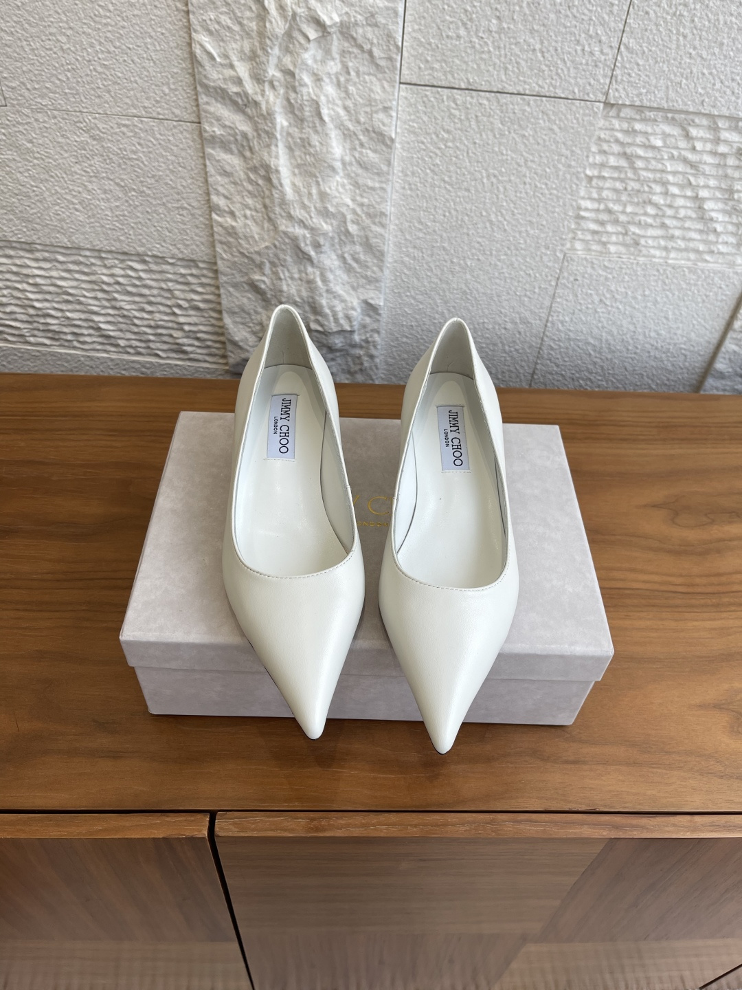 NO:491075,Top version: JIMMY CHOO 25ss Autumn new product pointed toe thin cat heels AMELIA high heels JC Jimmy Zhou's Amelia series high heels are made of sheep leather material, which combines timeless elegance with modern fashion and exquisiteness. This high heels are designed for multi-scene wear. The smooth silhouette is equipped with an inner pad with cushioning function. No matter what occasion you attend, you can easily show your fashion style and bring a comfortable wearing experience. Fabric imported lambskin/sheep tiles imported lambskin inner lining outsole imported Italian leather outsole Size35-41 (40 41 custom made without return or exchange), high heel shoes, jimmy choo, jimmy choo, high  heels sheepskin sheep,Leather soles19860909顶级版本: JIMMY CHOO 25ss 秋季新品 尖头 细猫跟 AMELIA 高跟鞋 JC吉米周这款Amelia 系列高跟鞋,采用羊皮革材质制成,将永恒的优雅格调与现代的时尚精致巧妙融合.这款高跟鞋专为多场景穿着而设计,流畅廓形配以具有缓冲功能的内垫,无论出席何种场合,都能让您轻松展现时尚风格,同时带来尽享舒适的穿着体验. 面料进口小羊皮/羊猄 内里进口羊皮 大底意大利进口真皮大底 Size35-41（40 41定做不退换）,高跟鞋单鞋,jimmy choo,jimmy choo,high heels,sheepskin,sheep,Leather soles,Women's Shoes