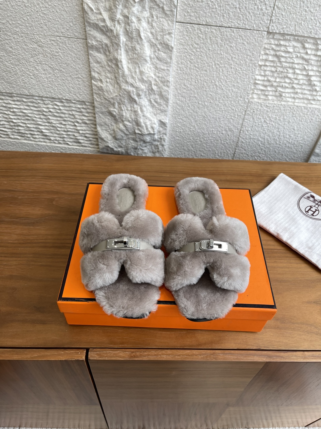 NO:492461,Top version: TOTEME 25ss new autumn and winter models Simple design Square toe Flat sole Ballet shoes Designer's notes This TOTEME wardrobe selection series ballet shoes use fashionable square toe and high top design, demonstrating the brand's love for simple design. Wear it easily and create a relaxed and comfortable spring style. Fabric and fur integrated material Outsole imported Italian leather sole Size35-41 (40 41 custom made without return or exchange), fur slippers, slippers, Leather soles19860909顶级版本: TOTEME 25ss 秋冬新款 简约设计 方头 平底 芭蕾舞鞋 设计师笔记这款 TOTEME 衣橱精选系列芭蕾舞鞋运用时髦的方形鞋头和高帮设计,彰显了品牌对简约设计的热爱.轻松穿着,打造闲适惬意的春日造型. 面料皮毛一体材质 大底意大利进口真皮大底 Size35-41（40 41定做不退换）,毛毛鞋拖鞋,slippers,Leather soles,Women's Shoes