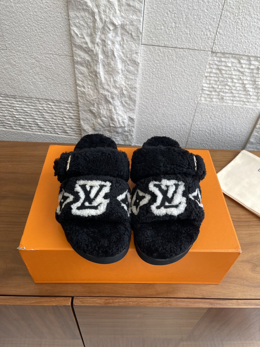 NO:492469,Top version: LV Louis Vuitton 25ss New autumn and winter style wool drag. Donkeys are beautiful again this season!  The latest upgraded new autumn and winter lamb fleece slippers are here, a must-have for trendy people, presbyterian letters Monogram with wide shoelaces, paired with a reticular rubber outsole, suitable for both indoor and outdoor wear, wool leather and tough insoles, you can directly choose the color blindly, because all the four colors are not on the thunder, and you can look good when you go back!  Fabric/lift/foot pad: original wool outsole: original molded outsole Size: 35-41 (40 41 custom made without return or exchange), fur shoes and slippers, louis vuitton, louis vuitton, louis vuitton, louis vuitton, louis vuitton, louis vuitton, louis vuitton, slippers19860909顶级版本: LV 路易威登 25ss 秋冬新款 羊毛拖 驴家这一季又是美出高度！ 最新升级秋冬新款羊羔毛拖鞋来了,潮人必备,老花字母Monogram 花卉点缀宽幅鞋带,搭配凸纹橡胶外底,室内外穿着皆宜,羊毛皮革,韧性鞋垫,可以直接盲选颜色了,因为4个颜色全部不踩雷,回去随便搭配都好看的那种！ 面料/内里/垫脚: 原版羊毛 大底: 原版开模大底 Size: 35-41（40 41定做不退换）,毛毛鞋拖鞋,louis vuitton,louis vuitton,louis vuitton,louis vuitton,slippers,Women's Shoes