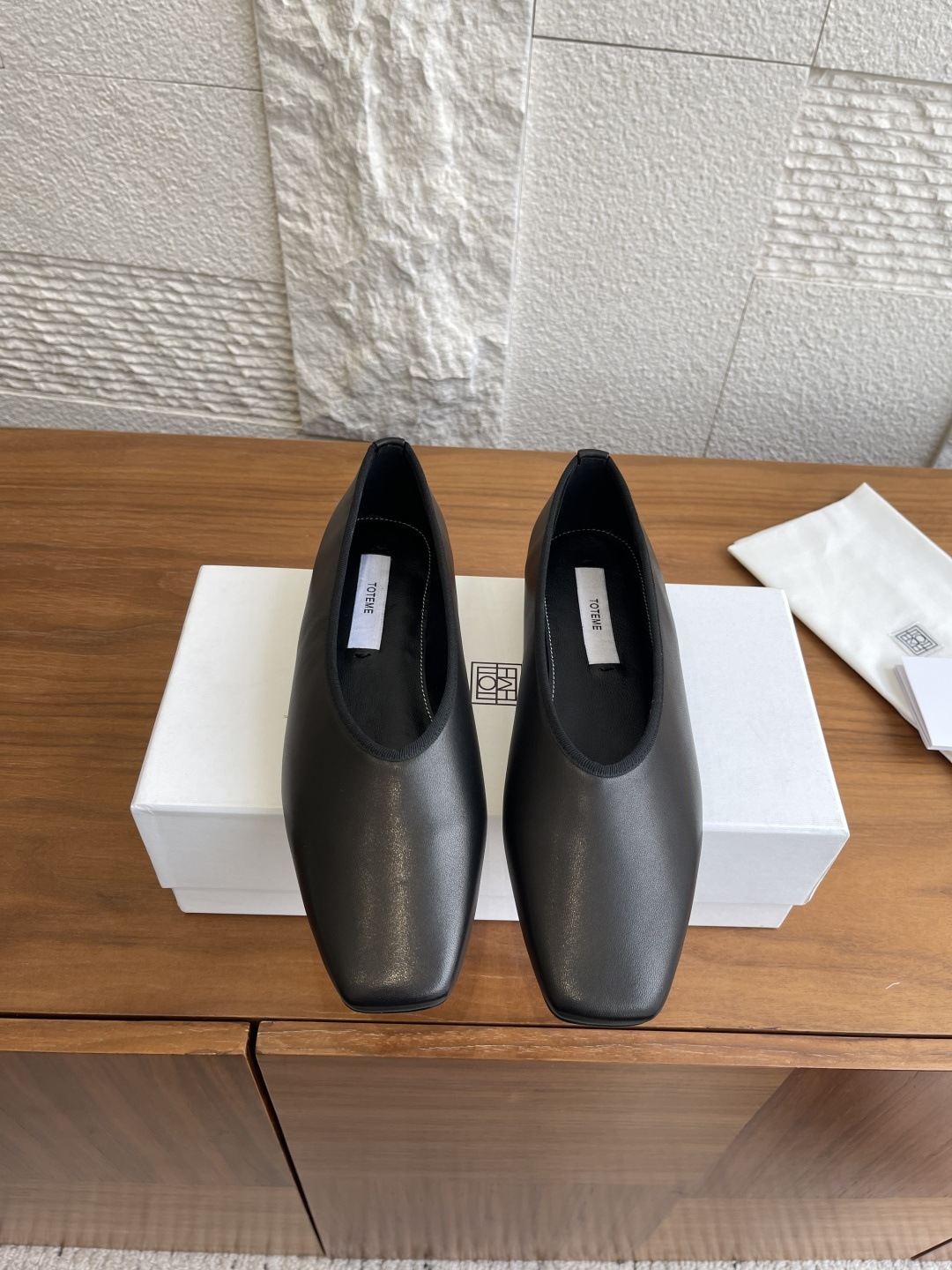 NO:492519,Top version: TOTEME 25ss new autumn and winter style simple design square toe flat sole ballet shoes designer notes This TOTEME wardrobe selected series ballet shoes use fashionable square toe and high top design, demonstrating the brand's love for simple design. Wear it easily and create a relaxed and comfortable spring style. Fabric imported suede/imported calfskin inner imported sheepskin outsole Italian imported leather outsole Size35-41 (40 41 custom made without return or exchange), ballet shoes, cowhide, sheepskin, chamois leather, Leather soles19860909顶级版本: TOTEME 25ss 秋冬新款 简约设计 方头 平底 芭蕾舞鞋 设计师笔记这款 TOTEME 衣橱精选系列芭蕾舞鞋运用时髦的方形鞋头和高帮设计,彰显了品牌对简约设计的热爱.轻松穿着,打造闲适惬意的春日造型. 面料进口麂皮/进口小牛皮 内里进口羊皮 大底意大利进口真皮大底 Size35-41（40 41定做不退换）,芭蕾舞鞋,cowhide,sheepskin,chamois leather,Leather soles,Women's Shoes