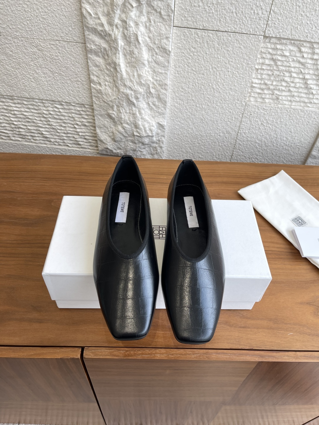 NO:492450,Top version: TOTEME 25ss new autumn and winter style simple design square toe flat sole ballet shoes TOTEME ballet flat shoes exude simple and casual style. Use crocodile embossing to reinterpret it with leather lining, comfortable to fit the contours over time. Paired with flowing trousers, create a modern look. Fabric imported calfskin embossed inner sheepskin outsole imported from Italy imported leather outsole Size35-41 (40 41 custom made without return or exchange), ballet shoes, flats, cowhide, sheepskin, Leather soles19860909顶级版本: TOTEME 25ss 秋冬新款 简约设计 方头 平底 芭蕾舞鞋 TOTEME 芭蕾平底鞋散发简约随性风格.选用鳄鱼纹压花重新演绎,搭配皮革衬里,随时间推移舒适贴合双脚轮廓.搭配飘逸长裤,打造摩登造型. 面料进口小牛皮压花 内里进口羊皮 大底意大利进口真皮大底 Size35-41（40 41定做不退换）,芭蕾舞鞋,flats,cowhide,sheepskin,Leather soles,Women's Shoes