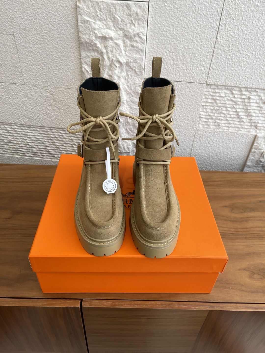 NO:493317,Top version: HERMES 25ss Autumn and Winter New H Family Classic Boots Land Ankle Boots Martin Boots The unique craftsmanship and quality of H body. This Land Ankle Boots Boots is made of top cowhide leather, with delicate texture and luster, continuing Hermes' signature leather craftsmanship. The inner and insoles are made of soft cowhide, skin-friendly and breathable, providing a cloud-like comfort experience. The thick sole design is equipped with an anti-slip rubber sole, which enhances the stability of the wear and gives you calmness and confidence in walking. Fabric imported suede imported cowhide leather lining, original open-mould rubber sole Size35-40 (40 custom made without return and exchange), boots, hermes, hermes, hermes, boots, cowhide, chamois leather19860909顶级版本: HERMES 爱玛仕 25ss 秋冬新款 H家经典靴子 Land 及踝靴 马丁靴 H身独特的工艺和品质,这款Land及踝靴靴身采用顶级牛皮精制而成,纹理细腻富有光泽,延续爱马仕标志性皮革工艺.内里与鞋垫均选用柔软牛皮打造,亲肤透气,提供云端般舒适体验.厚底设计搭载防滑橡胶鞋底,提升穿着稳定性的同时,赋予步履间从容自信. 面料进口麂皮绒 内里进口牛皮里 大底原版开模橡胶大底 Size35-40（40定做不退换）,靴子,hermes,hermes,hermes,boots,cowhide,chamois leather,Women's Shoes