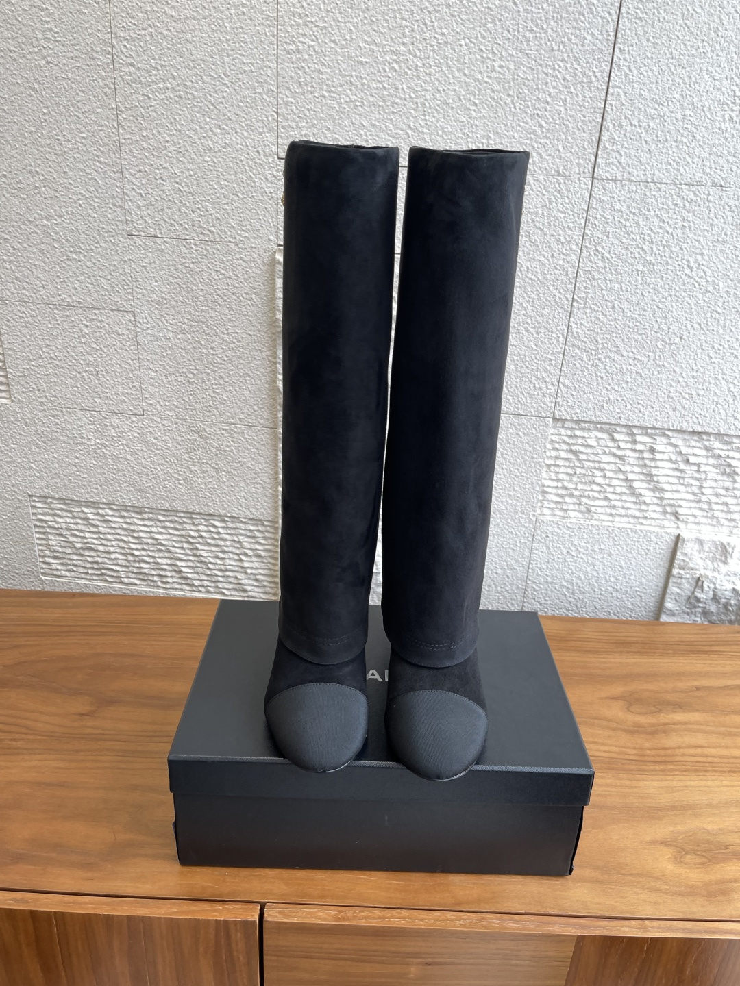 NO:493324,Top version: CHANEL 25ss autumn and winter new style, double C diamond buckle, high heels, trouser boots, Chanel classic black boots, double C logo, super eye-catching, and it is full of aura when worn; there are color-blocking styles, splicing of different materials, full of design; decorated with pearls and chains, exquisite and gorgeous, and a rich girlish style; there are also handsome Martin boots, with a cool strap design, and it is very good to match with skirts and pants~ From long boots to short boots, there are all kinds of styles, and you can find the right style whether you are commuting or going out. Fabric imported cowhide/imported sheep skin, inner imported sheep skin, Italian imported leather broadsole, heel height 6cm Size35-41 (40  41 Custom made non-return), boots, chanel, chanel, boots, skirts, cowhide, sheepskin, sheep, Leather soles19860909顶级版本: CHANEL 香奈儿 25ss 秋冬新款 双C镶钻扣 高跟 裤管靴 Chanel 经典黑色长靴,双C标志超吸睛,穿上气场直接拉满；还有拼色款,不同材质拼接,设计感十足；带珍珠、链条装饰的,精致又华丽,妥妥的富家千金风；还有帅气的马丁靴款,绑带设计酷飒值拉满,搭配裙子、裤子都很绝～ 从长靴到短靴,各种风格都有,不管是通勤还是出街,都能找到合适的款. 面料进口牛皮/进口羊猄 内里进口羊皮 大底意大利进口真皮大底 跟高6cm Size35-41（40 41定做不退换）,靴子,chanel,chanel,boots,skirts,cowhide,sheepskin,sheep,Leather soles,Women's Shoes