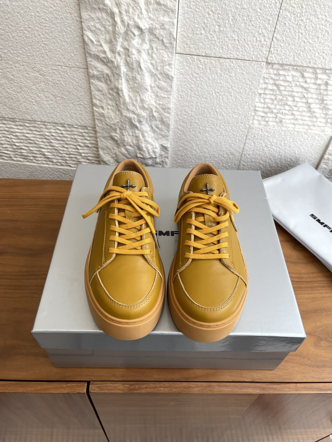 NO:493306,Top version: low top short boots SMFK cross 25ss new autumn and winter COMPASS sneakers low top high top motorcycle boots COMPASS classic series shoes, like the balance of cross badges, shape the balance of shoe design, the balance of the main body of the shoe structure, the balance between shape and practicality, and the balance of material and craftsmanship; the shoe body shape adopts the traditional shoe design style and concept to shape the classic image of the shoe, which is the source of the SMFK board shoe category. SMFK picture-toe shoe last shape. It combines the shoe body shape of the sports shoes and the tax cylinder characteristics of the motorcycle boots. SMFK developed retro shiny cowhide, fine texture, soft texture, medium thickness. The center of the shoe tongue, printed COMPASS cross seal. Original custom cowhide fabric imported cowhide lining  Outsole original open mold rubber sole Size35-40 (40 custom made without return or exchange), boot loafers, loafers, boots, sneakers, cowhide19860909顶级版本:低帮 短靴 SMFK 十字 25ss 秋冬新款 COMPASS运动鞋 低帮 高帮 机车靴 COMPASS经典系列鞋履,和十字徽章的平衡印象一样,塑造鞋履设计的平衡美盛,鞋履结构主体的平衡感,造型与实用的平衡,材质与工艺体现的平衡；鞋身造型采用传统板鞋设计风格和理念,塑造板鞋的经典形象,是SMFK板鞋类别的源头.SMFK图头鞋楦型.融合了运动鞋的鞋身造型和机车靴的税筒特征. SMFK开发的复古光泽牛皮,细纹理,柔软质地,中等厚度.鞋舌中心,印制COMPASS十字纹章. 面料原版定制牛皮 内里进口牛皮里 大底原版开模橡胶大底 Size35-40（40定做不退换）,靴子乐福鞋,loafers,boots,sneakers,cowhide,Women's Shoes