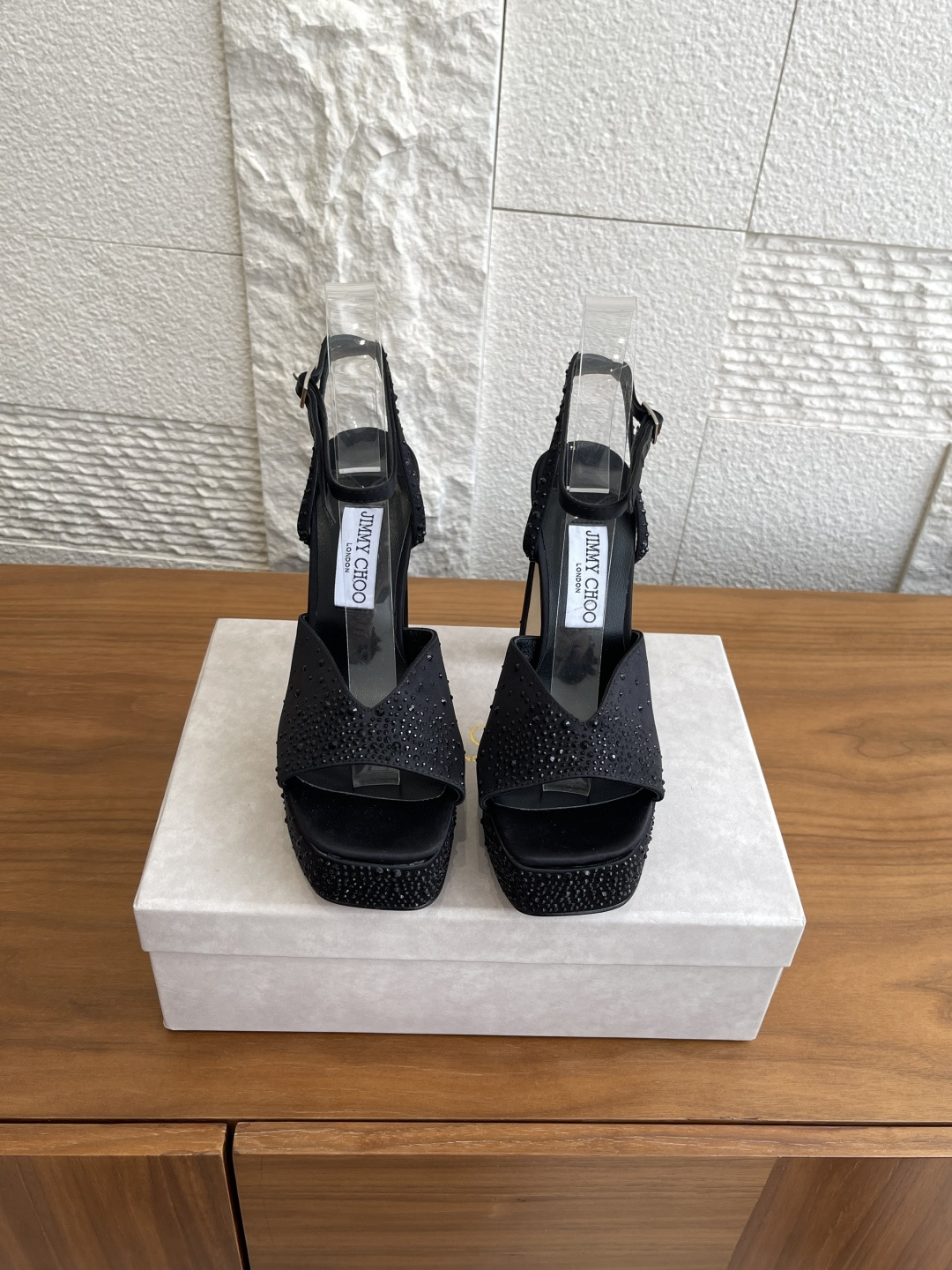 NO:497651,Top version: JIMMY CHOO 2026 early spring new Karli square toe open toe waterproof platform high heel sandals This elegant Karli thick-soled sandals are made of hot diamond crystal satin. This style uses a modern square toe and adjustable cross ankle strap. The shoe body is decorated with exquisite all crystals, and a crystal elegant pendant heel line is shining. The cross ankle strap is designed and made by clever design and lightly extends the ankle, easily highlighting the length of the leg lines. It is matched with a 3 cm thick-soled waterproof platform and 12.5 cm stiletto heels, which are beautiful and eye-catching and charming. Fabric imported silk satin hot diamonds, inner imported sheepskin, outsole imported Italian leather outsole Size35-42 (40 41 42 custom made without return or exchange), high heel sandals, jimmy choo, jimmy  choo,sandals,high heels,sheepskin,real silk,silk fabric,Leather soles19860909顶级版本: JIMMY CHOO 吉米周 2026 初春新款 Karli 方头 露趾 防水台 高跟 凉鞋 这款优雅的 Karli 厚底凉鞋采用烫钻水晶缎面制作,这种款式采用现代方头和可调节的十字踝带.鞋身点缀精美全水晶,一颗水晶优雅垂饰后跟线,闪耀夺目.经巧思设计制作的十字踝带轻饶足踝,轻松突显腿部线条纤长,配以3厘米厚底防水台和12.5厘米细高跟,美艳吸睛,魅力四射. 面料进口真丝绸缎烫钻 内里进口羊皮 大底意大利进口真皮大底 Size35-42（40 41 42定做不退换）,高跟鞋凉鞋,jimmy choo,jimmy choo,sandals,high heels,sheepskin,real silk,silk fabric,Leather soles,Women's Shoes