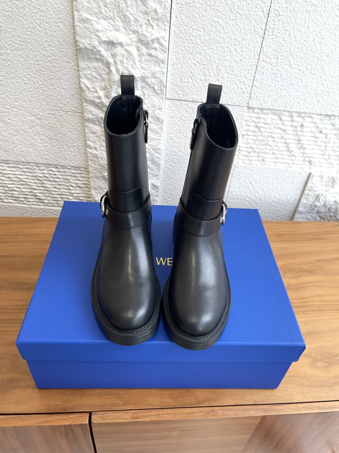 NO:511945,Top version: Suede Leather STUART WEITZMAN Autumn and Winter New Products Round toe Side Zipper CHRYSTIE ZIP Boots SW This pointed-toed short boots side zipper design uses cowhide material, its delicate texture, durable texture and unique luster that lasts for a long time, reflecting the theme of 'soft and strong'. It can be matched with capable suits and trousers to travel in the workplace, and can also accompany the elegant skirt in leisure time, demonstrating its all-round and versatile charm. Fabric imported calfskin/imported calfskin inner imported calfskin lining, large sole original molded foamed large sole Size35-40 (40 custom made without return or exchange), boots, stuart weitzman, boots, skirts, business suit, cowhide19860909顶级版本:绒面 皮面 STUART WEITZMAN  秋冬新品 圆头 侧拉链 CHRYSTIE ZIP 短靴 SW这款尖头短靴侧拉链设计,采用牛皮材质其细腻的纹理,耐久的质感以久随穿着时间推移耐展现的独特光泽,体现“柔沙弥坚”的主题.它可搭配干练的西装裤装穿梭于职场,也能与优雅的裙装相伴于闲暇时光,彰显其全能百搭的魅力. 面料进口小牛皮/进口牛反绒 内里进口牛皮里 大底原版开模发泡大底 Size35-40（40定做不退换）,靴子,stuart weitzman,boots,skirts,business suit,cowhide,Women's Shoes