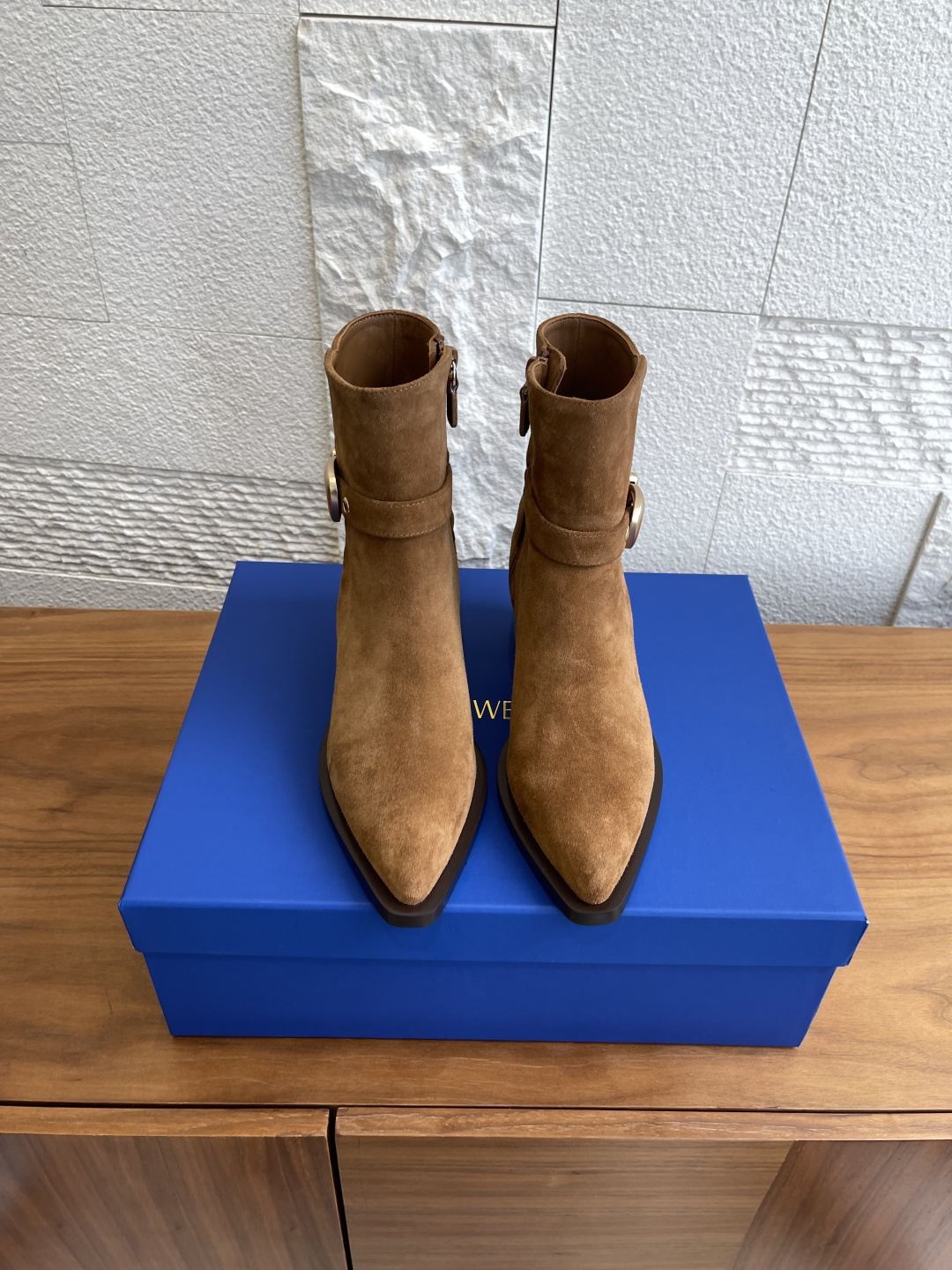 NO:511949,Top version: Suede Leather STUART WEITZMAN Autumn and Winter New Products Pointed toe Side Zipper CHRYSTIE ZIP Boots SW This pointed toe short boots side zipper design uses cowhide material, its delicate texture and durable texture for a long time, reflecting the theme of 'soft and strong'. It can be matched with capable suits and trousers to travel in the workplace, and can also accompany elegant skirts in leisure time, demonstrating its all-round and versatile charm. Fabric imported calfskin/imported calfskin inner imported calfskin lining, large sole original molded foamed large sole Size35-40 (40 custom made without return or exchange), boots, stuart weitzman, boots, skirts, business suit, cowhide19860909顶级版本:绒面 皮面 STUART WEITZMAN  秋冬新品 尖头 侧拉链 CHRYSTIE ZIP 短靴 SW这款尖头短靴侧拉链设计,采用牛皮材质其细腻的纹理,耐久的质感以久随穿着时间推移耐展现的独特光泽,体现“柔沙弥坚”的主题.它可搭配干练的西装裤装穿梭于职场,也能与优雅的裙装相伴于闲暇时光,彰显其全能百搭的魅力. 面料进口小牛皮/进口牛反绒 内里进口牛皮里 大底原版开模发泡大底 Size35-40（40定做不退换）,靴子,stuart weitzman,boots,skirts,business suit,cowhide,Women's Shoes