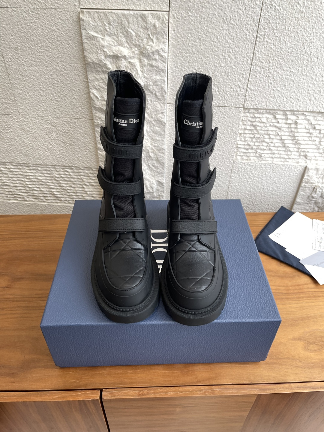 NO:533862,Top version: Pili Wool DIOR Classic upgraded Dio(r)evolution series rattan checkered lace-up Velcro boots Martin boots This Dior boots incorporate high-definition style to reinterpret the tech-like boots. The black rubber upper is decorated with inlays, paired with beige and black Oblique printed tongue to enhance the style, and the thick tone notched rubber sole is decorated with Dior logo to create a striking and exquisite look. Fabric: Original custom cowhide/original open mold rubber surface Inner: Imported sheepskin/imported wool outsole: Original open mold rubber outsole Size: 35-41 (40 41 custom made without return), boots, dior, dior, boots, cowhide, sheepskin19860909顶级版本:皮里 羊毛里 DIOR 迪奥 经典升级款 Dio(r)evolution系列藤格纹 系带 魔术贴 短靴 马丁靴 这款迪奥短靴融入高订风格重新诠释科技感靴子,黑色橡胶鞋面饰以镶片,搭配米色和黑色Oblique印花鞋舌提升格调,厚实的同色调凹口橡胶鞋底饰以 Dior 标志,打造醒目精致的造型. 面料: 原版定制牛皮/原版开模橡胶面 内里: 进口羊皮/进口羊毛里 大底: 原版开模橡胶大底 Size: 35-41（40 41定做不退换）,靴子,dior,dior,boots,cowhide,sheepskin,Women's Shoes