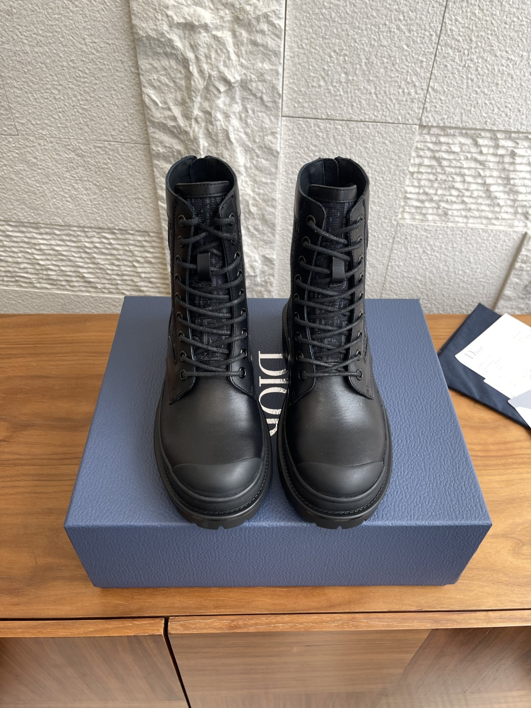 NO:533879,Top version: Piri Mauri Dior Autumn and Winter New Explorer Series Wool Boots Knight Martin Boots Ankle Boots This Dior Explorer ankle boot is carefully crafted from black smooth cowhide, with beige and black Oblique printed splicing on both sides. It is matched with sheepskin full lining for a comfortable wearing experience. Zippered on the back can be easily put on and off. Decorated with DIOR logo patches, paired with notched rubber sole and reinforced rubber toe toe to make it more refined. It can be matched with various items this season to create a fashionable look. Original imported fabric, imported cowhide + embroidered fabric, original imported wool lining, and exclusive open-mouth non-slip rubber sole Size: 35-41 (40  41 Custom made non-return), boots, dior, dior, boots, cowhide, sheepskin19860909顶级版本:皮里 毛里 Dior 迪奥 秋冬新款 Explorer系列 羊毛 短靴 骑士 马丁靴 及踝靴 这款 Dior Explorer 及踝靴采用黑色光滑牛皮革精心制作,两侧饰以米色和黑色 Oblique 印花拼接.搭配羊皮革全里料,打造舒适穿着体验.后侧拉链开合,可轻松穿脱.饰以DIOR标志补丁,搭配凹口橡胶鞋底和同色调加固橡胶鞋头,更显精致.可搭配本季各式单品,打造时尚造型. 面料原版进口头层牛皮+刺绣面料 内里原版进口羊毛里 大底独家开模防滑橡胶鞋底 Size:35-41（40 41定做不退换）,靴子,dior,dior,boots,cowhide,sheepskin,Women's Shoes