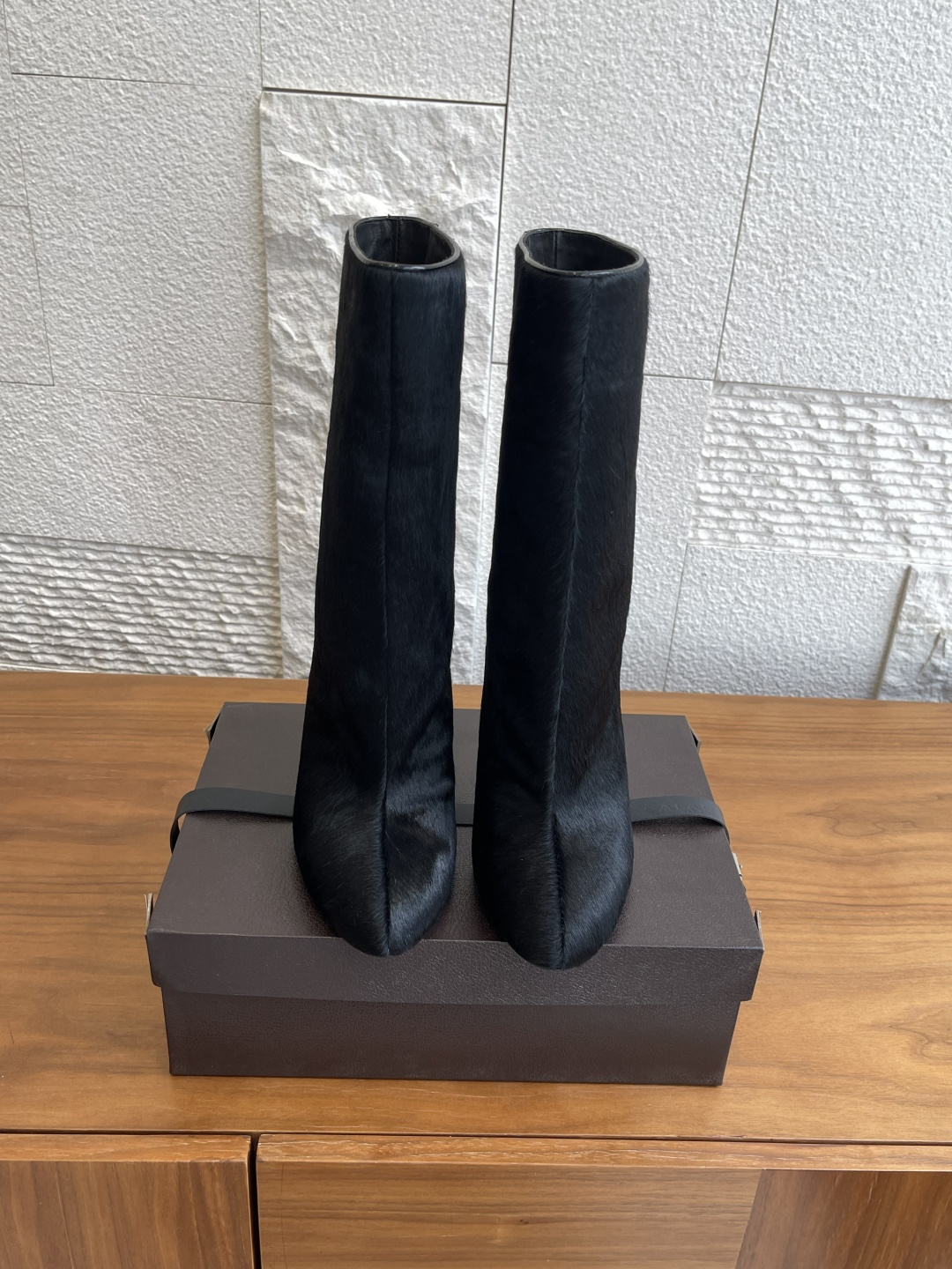 NO:533827,Top version: Alaia 2025 autumn and winter new round toe stiletto heels boots This is a concentrated reflection of the brand's design ingenuity. The round toe design is another highlight of this pair of short boots. It breaks the crampedness of traditional boots. The design of the thick heel that gives the toes freely stretched space is a masterpiece. The height is just right, which not only adds a sense of uprightness to the figure, but also ensures stability and comfort when walking. Paired with simple straight jeans, it is a casual American style and knitted dress combination. It is a gentle and elegant French style that can easily control various occasions and become the finishing touch of autumn and winter outfits. Original custom fabric imported horsehair/beef velvet, imported sheepskin in the inner, imported sole imported Italian leather sole Size35-41 (40  41 Custom made non-return), boots, alaia, boots, skirts, jeans, sheepskin, Leather soles19860909顶级版本: Alaia 阿莱亚 2025 秋冬新款 圆头 细高跟 短靴 这款是品牌设计巧思的集中体现,圆头设计是这双短靴的另一大亮点,打破传统靴型的局促 给予脚趾自由舒展的空间粗跟的设计堪称神来之笔 高度恰到好处,既为身姿增添挺拔感 又确保行走时的稳健与舒适.搭配简约的直筒牛仔裤 就是休闲的美式风格与针织连衣裙组合 则是温柔优雅的法式风情轻松驾驭各种场合 成为秋冬穿搭的点睛之笔. 面料原版定制进口马毛/牛反绒 内里进口羊皮 大底意大利进口真皮大底 Size35-41（40 41定做不退换）,靴子,alaia,boots,skirts,jeans,sheepskin,Leather soles,Women's Shoes