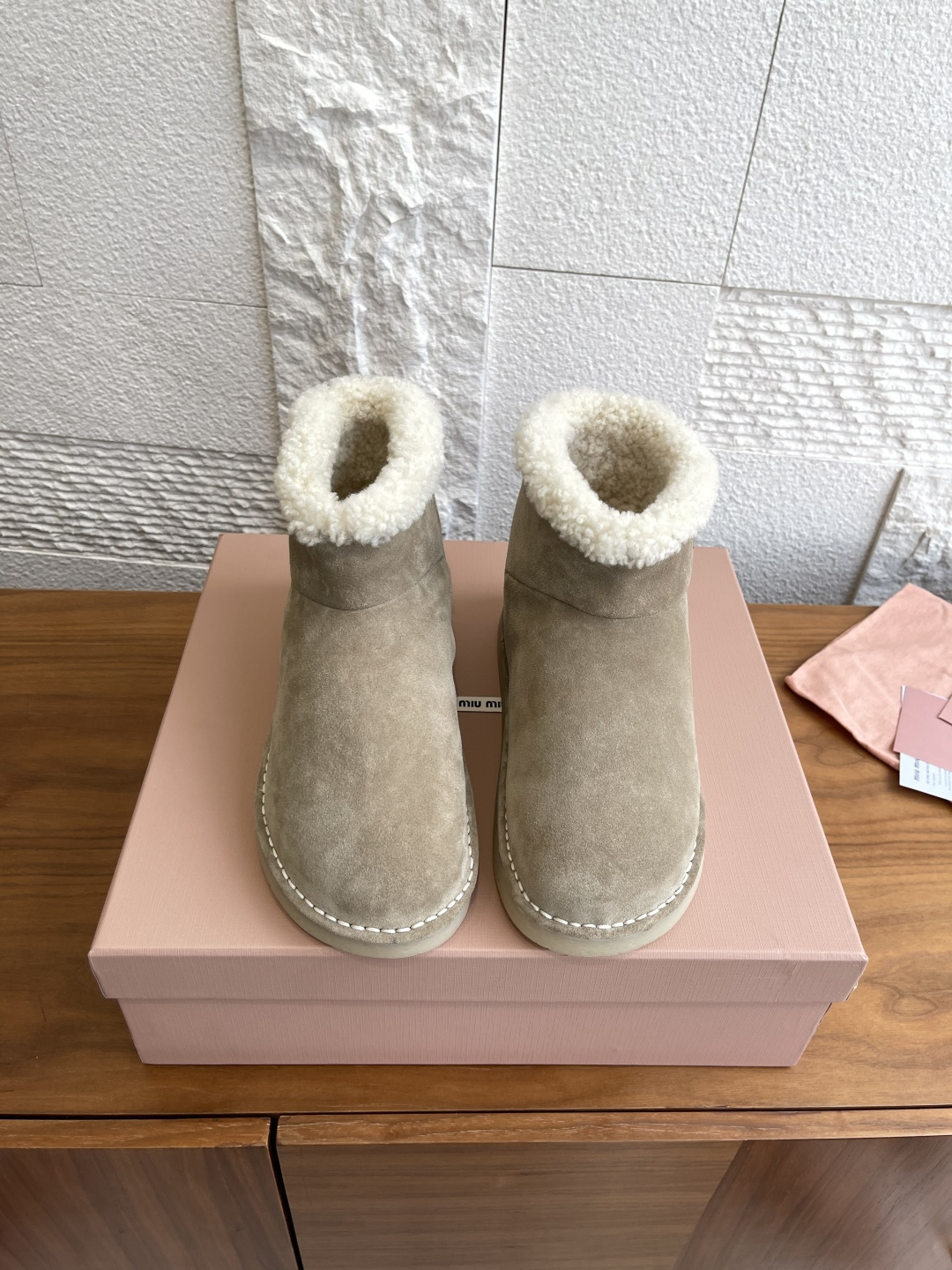 NO:533850,Top version: MiuMiu 25ss Autumn and Winter New Deck Shoes Wool Snow Boots This is a snow boot, which comes in light beige, dark brown and black. In terms of appearance, the upper is made of delicate textured reverse velvet leather, and a circle of fluffy and soft white plush is surrounded by the mouth of the shoe, which not only adds a sense of fashion, but also wraps the ankles well and serves as a warmth. In terms of matching, the light beige style can be matched with light-colored jeans and knitted skirts to create a fresh and gentle winter style; the dark brown style is suitable for combining with dark-colored overalls and wool skirts to create a retro and warm style, which is suitable for daily outing or winter commuting. Fabric imported high mercerized beef reverse velvet, inner imported wool, original open-mould rubber sole Size35-41 (40  41 Custom made non-return), snow boots, miumiu, boots, skirts, jeans19860909顶级版本: MiuMiu 缪缪 25ss 秋冬新款 deck shoes 羊毛雪地靴  这是一款雪地靴,有浅米色和深棕色和黑色等款式.外观上,鞋面采用质感细腻的反绒皮材质,鞋口处环绕着一圈蓬松柔软的白色毛绒,既增添了时尚感,又能很好地包裹脚踝,起到保暖作用. 搭配方面,浅米色款可与浅色系的牛仔裤、针织裙搭配,打造出清新温柔的冬日造型；深棕色款则适合和深色系的工装裤、毛呢裙组合,营造出复古又温暖的风格,无论是日常出街还是冬日通勤,都很合适.  面料进口高丝光牛反绒 内里进口羊毛 大底原版开模橡胶大底 Size35-41（40 41定做不退换）,雪地靴,miumiu,boots,skirts,jeans,Women's Shoes