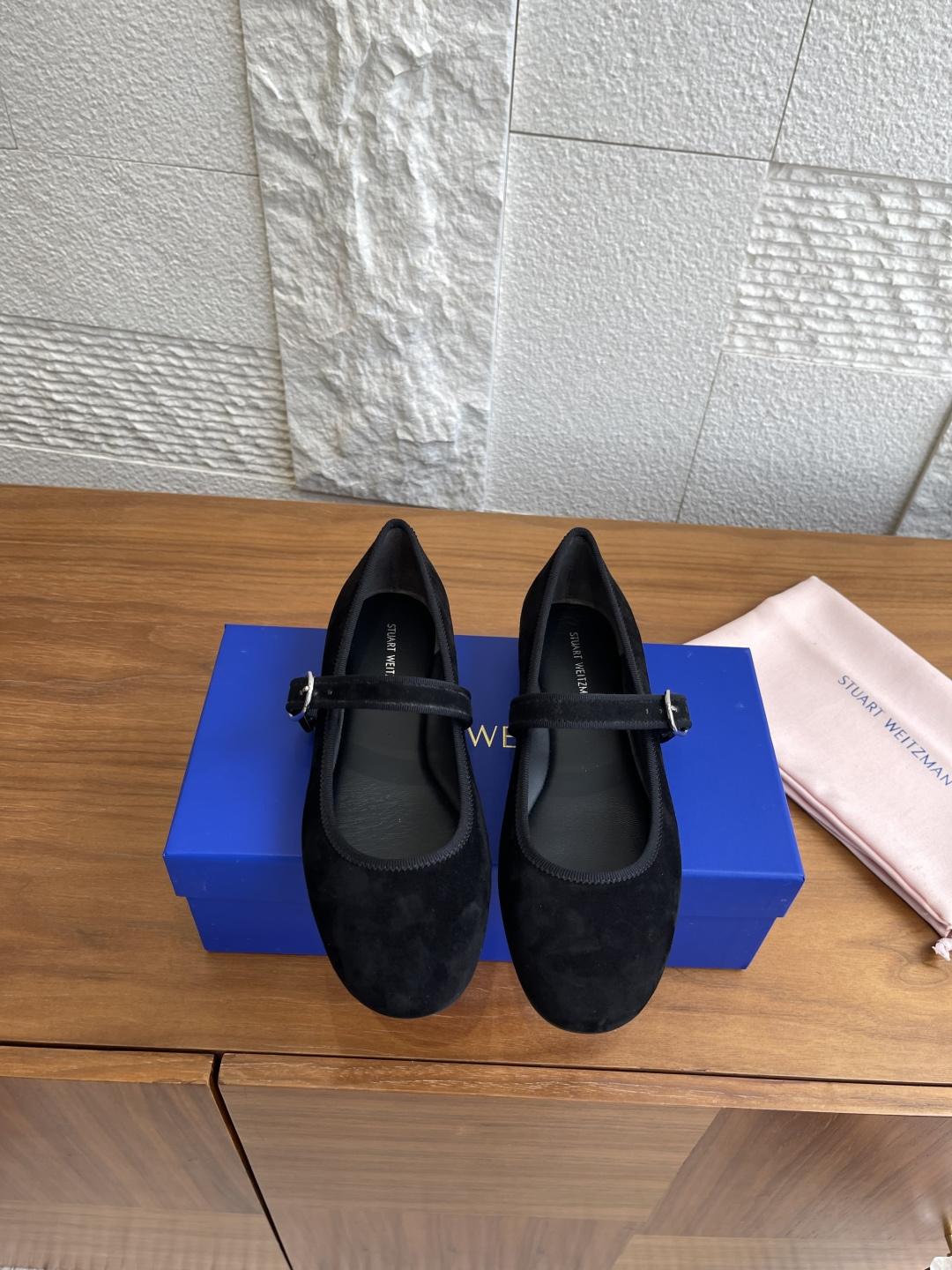 NO:533844,Top version: (Original from Dongguan) SW 25ss new model original order, its brand is famous for its design and production of avant-garde and fashionable shoes and is highly favored by fashionable women's shoe controls of all ages, and it is released simultaneously on the official website! ! The flat shoes of the ballet series are the shoes that whoever wears, the smooth body lines of shallow mouth, lengthened legs, and bow decoration on the upper are very age-reducing designs. The fabric is imported sheepskin/suede, and the inner imported sheepskin. The original rubber sole is soft and durable. Size35-39, single shoes, stuart weitzman, flats, sheepskin, chamois leather19860909顶级版本:（东莞原厂） SW 25ss 新款 原厂跟单,其品牌以设计生产前卫时尚而且穿着舒适的鞋品著称 备受各年龄段时尚女鞋控的亲睐,官网同步发售！！ 芭蕾舞系列的平底鞋,是谁穿谁喜欢的鞋款,浅口流畅的鞋身线条,拉长腿型,鞋面的蝴蝶结装饰,是很减龄的设计. 面料进口羊皮/麂皮 内里进口羊皮 大底原厂橡胶大底,柔软耐穿. Size35-39,单鞋,stuart weitzman,flats,sheepskin,chamois leather,Women's Shoes