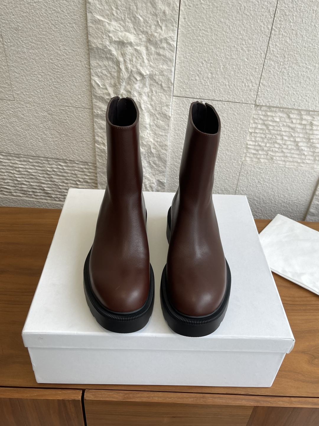 NO:533832,Top version: THE ROW 25ss New autumn and winter style round toe, thick sole, rear zipper, Chelsea boots The Row This fashionable thick sole short boot is simple and elegant, with a round and thick toe design, with a fashionable neat feeling, fits the ankle design, and shows the thinnest part of the foot, which is also a pair of slim leather boots, delicate cowhide, which feels super beautiful and practical when worn. Original imported cowhide, imported cowhide, large sole, original open-mouth sole, Size35-40 (40 custom-made, non-return and exchange), boots, boots, cowhide19860909顶级版本: THE ROW 25ss 秋冬新款 圆头 厚底 后拉链 切尔西 短靴 The Row这款时尚厚底短靴,简约大气,圆厚的鞋头设计,有着时髦的利落感,贴合脚踝的设计,把脚最细的地方展现也是一双修身的皮靴,细腻的牛皮材质,穿上脚感超级赞绝对的美貌又实穿. 面料原版进口牛皮 内里进口牛皮里 大底原版开模大底 Size35-40（40定做不退换）,靴子,boots,cowhide,Women's Shoes