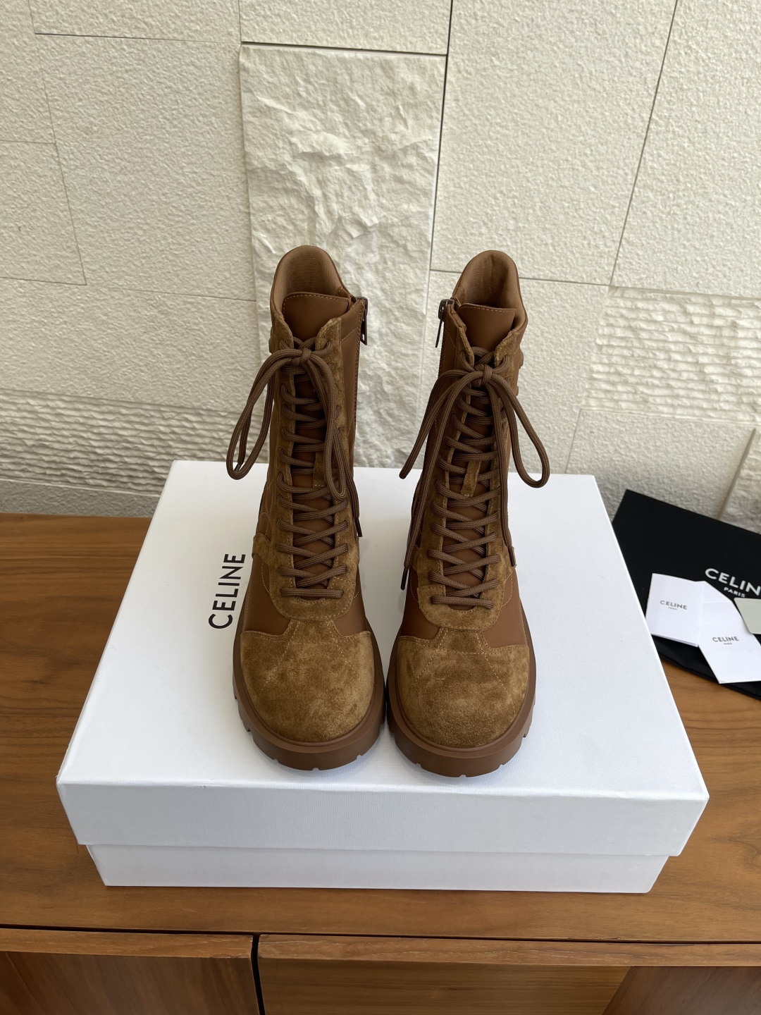 NO:533838,Top version: CELINE 25ss new autumn and winter style, side zipper, straps, thick-soled MARGARET boots, Martin boots, super beautiful and handsome neutral style strap spliced ​​Martin boots, a must-have for fashionable and exquisite style. It makes you look slim and heighten. The most important thing is to feel light and lengthen your legs!  Original custom fabric / imported cow back velvet inner imported cowhide large sole original molded rubber sole Size35-40 (40 custom made without return or exchange), boots, celine, celine, boots, cowhide19860909顶级版本: CELINE赛琳 25ss 秋冬新款 侧拉链 绑带 厚底MARGARET靴子 马丁靴 超好看的帅气中性风绑带拼接马丁靴,时髦精必备款.显瘦增高,最重要的是上脚脚感轻盈、拉长腿部线条！ 面料原版定制布料/进口牛反绒 内里进口牛皮 大底原版开模橡胶大底 Size35-40（40定做不退换）,靴子,celine,celine,boots,cowhide,Women's Shoes