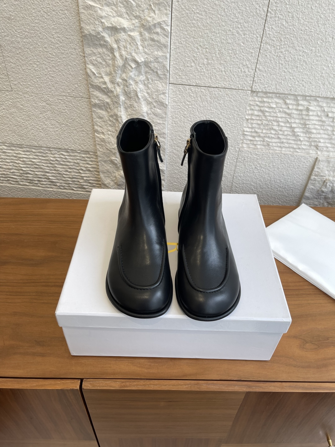 NO:534253,Top version: THE ROW 25ss Autumn and Winter New Minimalist High-end Flat Boots Mid-Tube Boots The Row This mid-Tube Boots has a light weight and is soft and comfortable to wear, which is very suitable for friends who walk more often on a daily basis. The still consistent minimalist and high-end style, the round toe and three-dimensional round edge design has a sense of layering and visual slimming effect. The minimalist and capable and handsome. The side zipper design makes it easier to put on and take off. The entire sheepskin inside is breathable and comfortable. This season is just right to wear. Fabric imported suede imported sheepskin inside. Large-sole original open-mould rubber sole Size35-41 (40 41 custom-made non-return and exchange), boots, boots, sheepskin, chamois leather19860909顶级版本: THE ROW 25ss 秋冬新款 极简高级平底靴 中筒靴 The Row这款中筒靴,整体自重很轻穿上柔软舒适亲肤,很适合日常走路比较多的朋友.依旧一贯的极简高级风,憋憋的圆头加上立体的一圈包边设计,既有层次感又可以在视觉上有种显瘦的效果极简干练帅气,侧拉链的设计让穿脱更方便,内里一整个羊皮透气又舒适这个季节穿刚刚好. 面料进口麂皮 内里进口羊皮 大底原版开模橡胶大底 Size35-41（40 41定做不退换）,靴子,boots,sheepskin,chamois leather,Women's Shoes