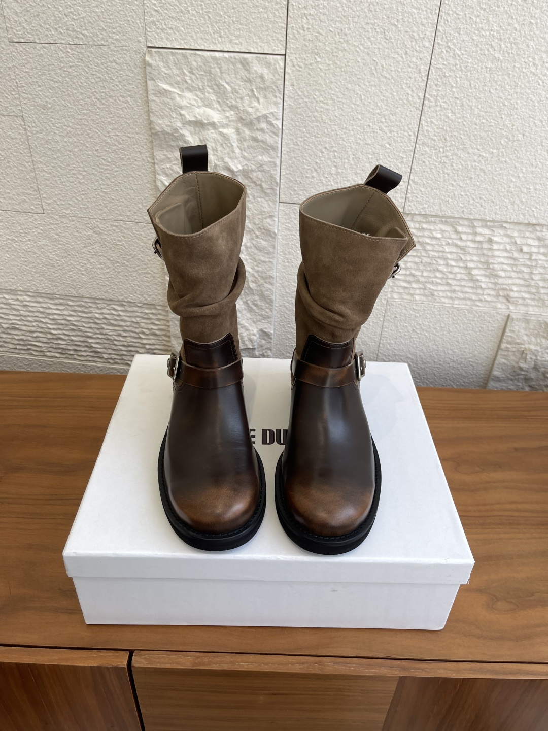 NO:534258,Top version: short boots, long boots, ICE DUST 25PF, new early autumn style, old-fashioned rub color, Bath style retro western pile boots, ICE DUST, this short boot is a perfect western style, different materials are spliced ​​on the boot stem, suede and leather collide to create a unique texture, two belt buckle designs, not only add layering, but also full of retro flavor. Whether it is paired with denim shorts to expose long legs or a long skirt to create an atmosphere, they are all very stylish to wear, you are the coolest 'Western denim girl' on the street. Original fabric top layer cowhide/suede imported cowhide, large sole original open molded rubber sole Size35-41 (40 41 custom made without return), boots, boots, skirts, shorts, cowhide, chamois leather19860909顶级版本:短靴 长靴 ICE DUST 25PF 早秋新款 做旧擦色 巴恩风复古西部堆堆靴 ICE DUST这款短长靴,妥妥的西部风代表,靴筒上不同材质拼接,麂皮与皮革碰撞出独特质感两条皮带扣设计,不仅增加了层次感 还满满的复古味道 不管是搭牛仔短裤露出大长腿还是配上长裙营造氛围感,都超有范儿穿上,你就是街头最酷的那个“西部牛仔女郎” 面料原版头层牛皮/麂皮 内里进口牛皮 大底原版开模橡胶大底 Size35-41（40 41定做不退换）,靴子,boots,skirts,shorts,cowhide,chamois leather,Women's Shoes