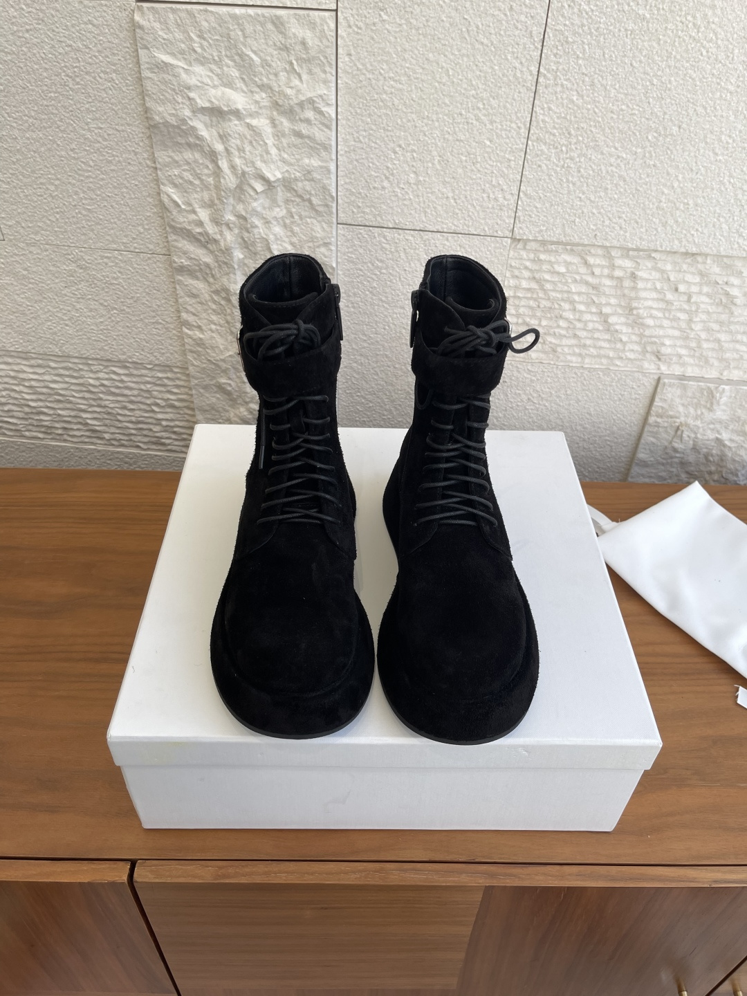 NO:534263,Top version: THE ROW 25ss autumn and winter new style, large round toe, thick sole, side zipper, lace-up Chelsea boots The Row This design circular and comfortable tote gives the feet plenty of space, comfortable to wear, and the temperament of both feet is stylish. The tie-in structure shows the slimming legs. The comfort is really easy to wear so that you can't bear to take it off. It is matched with jeans, suit pants, and skirts without any incongruous feeling. Original imported suede in the fabric, imported sheepskin in the inner, original mold-sole open-sole table + rubber bottom Size35-41 (40 41 custom made without return), boots, boots, skirts, jeans, business suit, sheepskin, chamois leather19860909顶级版本: THE ROW 25ss秋冬新款 大圆头 厚底 侧拉链 系带 切尔西短靴 The Row这款设计圆弧舒适款鞋头,给双脚充足空间,穿着舒适呵护双脚气质有型.系带束缚式结构,尽显瘦腿线条.舒适度真的是好穿到舍不得脱下来,搭配牛仔裤 西装裤 半身裙都毫无违和感. 面料原版进口麂皮 内里进口羊皮 大底原版开模底台+橡胶底片 Size35-41（40 41定做不退换）,靴子,boots,skirts,jeans,business suit,sheepskin,chamois leather,Women's Shoes