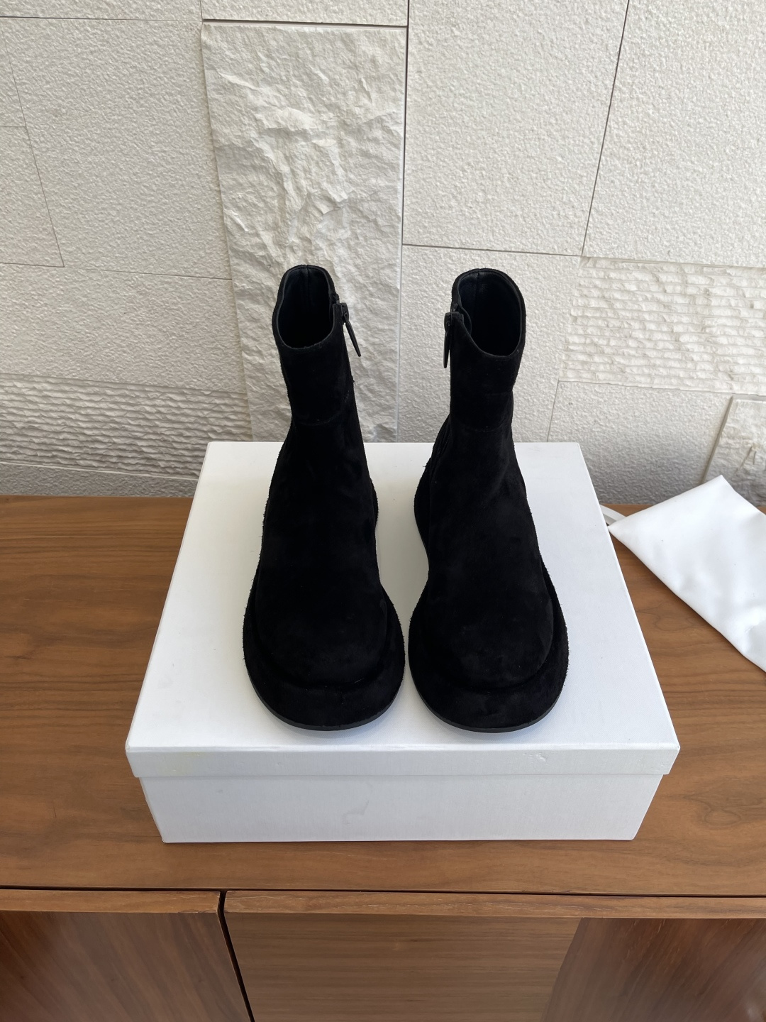 NO:534249,Top version: THE ROW 25ss autumn and winter new style, large round toe, thick sole, side zipper, Chelsea short boots, The Row, this design circular and comfortable tote, gives the feet plenty of space, and wears comfortable to protect the temperament of the feet. The upper splicing structure shows the slimming legs. The comfort is really easy to wear so that you can't bear to take it off. It is matched with jeans, suit pants, and skirts without any incongruous feeling. Original imported suede, imported sheepskin, large sole original open mold sole table + rubber bottom Size35-41 (40 41 custom made without return), boots, boots, skirts, jeans, business suit, sheepskin, chamois leather19860909顶级版本: THE ROW 25ss秋冬新款 大圆头 厚底 侧拉链 切尔西短靴 The Row这款设计圆弧舒适款鞋头,给双脚充足空间,穿着舒适呵护双脚气质有型.鞋面拼接结构,尽显瘦腿线条.舒适度真的是好穿到舍不得脱下来,搭配牛仔裤 西装裤 半身裙都毫无违和感. 面料原版进口麂皮 内里进口羊皮 大底原版开模底台+橡胶底片 Size35-41（40 41定做不退换）,靴子,boots,skirts,jeans,business suit,sheepskin,chamois leather,Women's Shoes