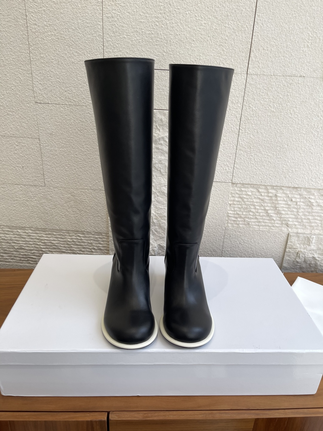 NO:534252,Top version: Hand-made painting THE ROW 25ss autumn and winter new round toe high heel boots The Row This big round toe high heel design boot style is a pair of minimalist long boots with a sense of design. The round toe toe is sexy and can make people become the protagonist of the whole winter. It is low-key, elegant and fashionable. It is a magical tool for wearing it to make you look slim and long legs. Imported cowhide fabric imported cowhide inner imported cowhide, Italian imported leather outsole Heel height 6.5cm Size35-41 (40 41 customized without return or exchange), boots, boots, cowhide, Leather soles19860909顶级版本: 手工绘画 THE ROW 25ss秋冬新款 圆头 高跟靴长款 The Row这款大圆头高跟设计长靴款,是一双有设计感的极简长靴,圆头鞋头尽显性感,可以让人成为整个冬天的主角,低调优雅与时髦度拉满,穿配显瘦长腿神器 面料进口牛皮 内里进口牛皮里 大底意大利进口真皮大底 跟高6.5cm Size35-41（40 41定做不退换）,靴子,boots,cowhide,Leather soles,Women's Shoes