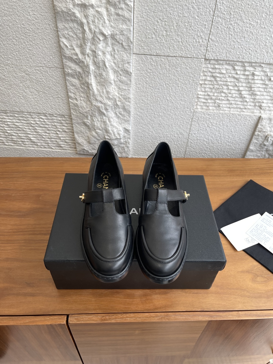 NO:535499,Top version: CHANEL 25ss Early autumn new product T-string, double C school bag buckle, Mary Jane loafers, single shoes Chanel's retro T-string, Mary Jane and loafers double-layer structure design, wearing small white socks makes it look younger and sweet, cute and sweet. It is a magical style for all seasons, super durable, a must-have artifact for wardrobe. Imported calfskin, inner/foot-cushion imported sheepskin, outsole imported from Italy, genuine leather soles, Size35-41 (40 41 custom made without return or exchange), single shoes, chanel, chanel, loafers, mary jane, cowhide, sheepskin, Leather soles, socks19860909顶级版本: CHANEL 香奈儿 25ss 早秋新品 T字带 双C 书包扣 玛丽珍 乐福鞋 单鞋 Chanel这款复古风T字带玛丽珍与乐福鞋的双层结构设计,穿上小白袜子更显年轻甜美,可爱可甜.四季随意搭配神款,超级耐看,衣柜必备神器 面料进口小牛皮 内里/垫脚进口羊皮 大底意大利进口真皮大底 Size35-41（40 41定做不退换）,单鞋,chanel,chanel,loafers,mary jane,cowhide,sheepskin,Leather soles,socks,Women's Shoes