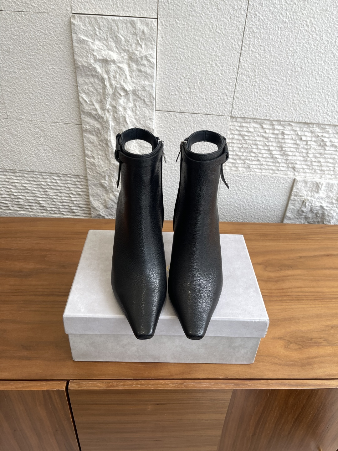 NO:535484,Top version: JIMMY CHOO 25ss Autumn and Winter New CAMIE ANKLE BOOT 85 Ankle Boots Camie Ankle Boot 85 Series Ankle Boots, made of shiny lambskin material, pointed toe design and fashionable and smooth stiletto heels, showing charm. The ankles are decorated with wrap-around straps, and metal hardware trims are eye-catching, adding a trendy personality to the modern neat silhouette. Imported lambskin fabric imported sheepskin inner imported sheepskin, heel height 8.5cm Size35-42 (40 41 42 custom made without return), boots, jimmy choo, jimmy choo, boots, sheepskin, Leather soles19860909顶级版本: JIMMY CHOO 吉米周 25ss 秋冬新品 CAMIE ANKLE BOOT 85 踝靴 Camie Ankle Boot 85 系列踝靴,采用亮面小羊皮材质打造,尖头设计搭配时髦流畅的细高跟造型,尽显迷人魅力.脚踝处饰有环绕式绑带,配以金属五金饰件吸睛点缀,为现代感利落廓形增添潮流个性. 面料进口小羊皮 内里进口羊皮 大底意大利进口真皮大底 跟高8.5cm Size35-42（40 41 42定做不退换）,靴子,jimmy choo,jimmy choo,boots,sheepskin,Leather soles,Women's Shoes