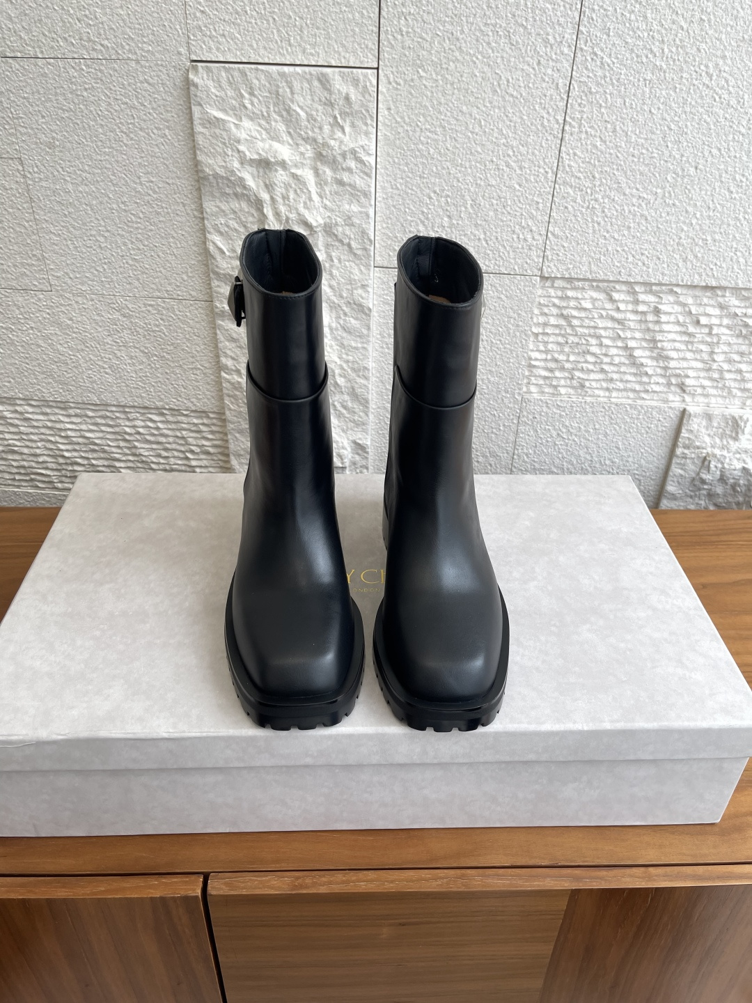 NO:535489,Top version: Boots, long boots, JIMMY CHOO Jimmy Week Autumn and Winter Retro Rear Zipper, Thick Sole Brooklyn Boots Jimmy Choo's 'Brooklyn' boots made in Italy lift your footwear collection. These soft black leather knee-length boots have a delicate outline, with double-buckle embellishment and practical rear zipper for easy wearing. Durable rubber sole ensures excellent grip and seamlessly blends style and function. Fabric original imported calfskin imported calfskin Outsole Original open-mould rubber outsole Size35-41 (40 41 custom made non-return), boots, jimmy choo, jimmy choo, boots, cowhide19860909顶级版本:短靴 长靴 JIMMY CHOO 吉米周 秋冬复古 后拉链 厚底 布鲁克林靴 Jimmy Choo在意大利制作的“布鲁克林”靴子提升你的鞋类系列.这些柔软的黑色皮革及膝靴具有精致的轮廓,配有双扣装饰和实用的后拉链,便于穿着.耐用的橡胶鞋底可确保出色的抓地力,将风格与功能无缝融合. 面料原版进口小牛皮 内里进口牛皮 大底原版开模橡胶大底 Size35-41（40 41定做不退换）,靴子,jimmy choo,jimmy choo,boots,cowhide,Women's Shoes