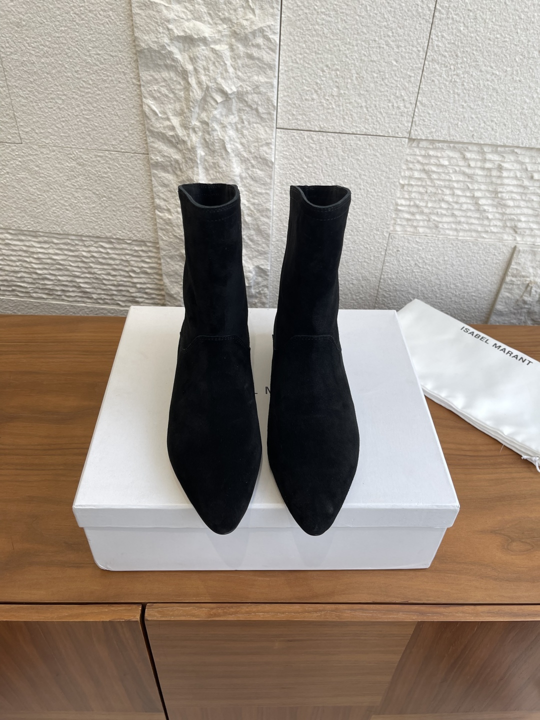 NO:535494,Top version: ISABEL MARANT 25ss new autumn and winter style pointed toe flat-sloped ankle boots short boots ISABEL MARANT super tone one-foot short boots, oblique cylindrical design is more convenient to put on and off, and it looks slim and slender when worn, full of girly feel, and a must-have for versatile wardrobe. Original custom fabric imported beef reverse velvet, inner imported sheepskin, Italian imported leather soles Size35-41 (40 41 custom made without return or exchange), boots, boots, sheepskin, Leather soles19860909顶级版本: ISABEL MARANT 25ss 秋冬新款 尖头 平底 斜口踝靴 短靴 ISABEL MARANT超级有调性的一款一脚蹬短靴,斜式筒口设计更方便穿脱,穿上显瘦修长脚型,少女感满满,百搭款衣橱必备之物. 面料原版定制进口牛反绒 内里进口羊皮 大底意大利进口真皮大底 Size35-41（40 41定做不退换）,靴子,boots,sheepskin,Leather soles,Women's Shoes