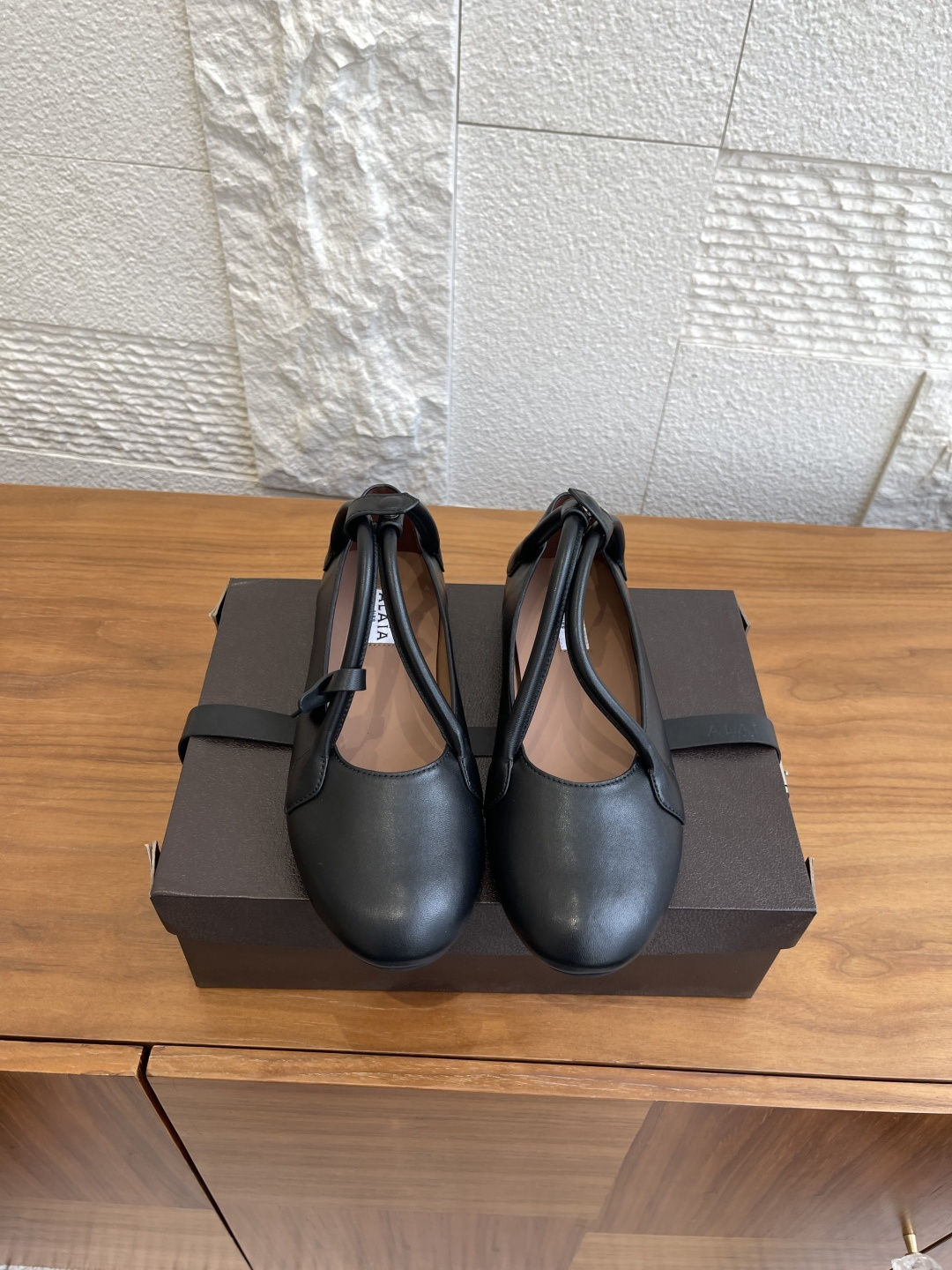 NO:535479,Top version: ALAIA 25ss Early autumn new product Round toe handbag style Flat sole Ballet shoes Single shoes This pair of Alaia Architectura ballet shoes is dedicated to those unwilling to ordinary fashion connoisseurs. It challenges conventions and gives the concept of 'carrying' to your feet, making every step you take is like carrying a beloved work of art, confident, elegant, and full of power. Choosing it is to declare your unique insights into aesthetics - elegance, never so imaginative. Fabric imported lambskin/suede imported lambskin inner imported lambskin original open-sole rubber sole Size35-41 (40 41 custom made without return or exchange), ballet shoes, alaia, sheepskin, chamois leather19860909顶级版本: ALAIA 阿莱亚 25ss 早秋新品 圆头 手提袋款 平底 芭蕾舞鞋 单鞋 这双Alaia Architectura芭蕾舞鞋,是献给那些不甘于寻常的时尚鉴赏家.它挑战惯例,将“携带”的概念赋予双足,让您的每一步,都如同携带一件心爱的艺术品,自信、优雅,且充满力量. 选择它,即是宣告您对美学的独到见解 ——优雅,从未如此富有想象力. 面料进口小羊皮/麂皮 内里进口羊皮 大底原版开模橡胶大底 Size35-41（40 41定做不退换）,芭蕾舞鞋,alaia,sheepskin,chamois leather,Women's Shoes