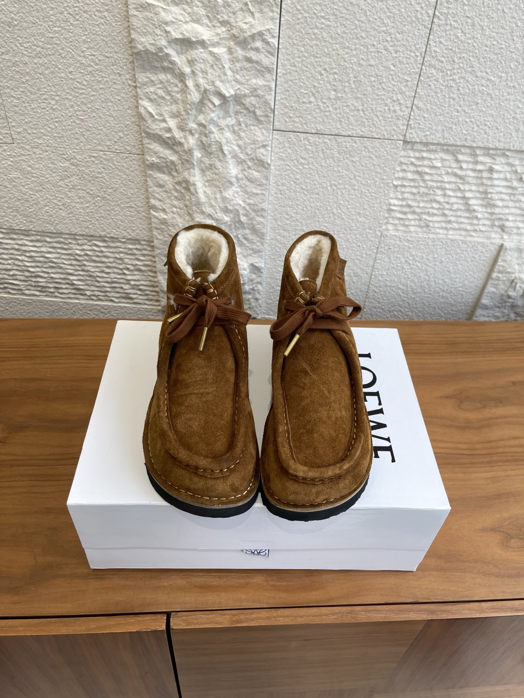 NO:536273,Top version: LOEWE 2025 autumn and winter new Kangaroo shoes wool short boots Loewe wool kangaroo shoes, from design to texture, let you easily have a high-end dressing experience. The upper is selected with high mercerized beef reverse velvet, the delicate texture has a natural velvet luster, and every inch is low-key exquisite; the wool lining feels warm and warm, and is matched with the light-feeling EVA foamed sole with a lightweight EVA foamed sole, the 3 cm heel height is just right, which not only quietly lengthens the body, but also brings comfort like walking on the ground Imported suede fabric imported wool imported inside, the original open-sole EVA foamed sole Size35-41 (40 41 custom made without return or exchange), boots, loewe, loewe, boots, chamois leather19860909顶级版本: LOEWE 罗意威 2025 秋冬新款 袋鼠鞋 羊毛里 短靴 Loewe罗意威羊毛里袋鼠鞋,从设计到质感,让你轻松拥有高奢级穿搭体验.鞋面甄选高丝光牛反绒,细腻的肌理带着自然的绒感光泽,每一寸都透着低调的精致；羊毛内衬触感温润且保暖,与脚感轻盈的EVA发泡大底搭配,3公分跟高恰到好处,既悄悄拉长身形,又能带来如履平地的舒适 面料进口麂皮 内里进口羊毛 大底原版开模EVA发泡大底 Size35-41（40 41定做不退换）,靴子,loewe,loewe,boots,chamois leather,Women's Shoes