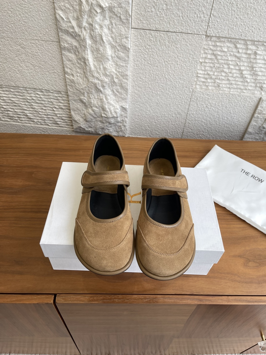 NO:536267,Top version: THE ROW 25ss New early autumn style, retro, round toe, Velcro strap, flat sole, single shoes, continue the usual minimalist style, the no-lined structure makes the shoe body extremely light and skin-fitting. The whole pair of shoes seems simple, but the process is difficult. It uses a full leather case bag production process, made by the master, super waste, the top is comfortable, soft and skin-friendly, and the foot feel is not worry about. It is necessary to wear it. If you don’t wear it, you don’t want to take it off when wearing it. Close your eyes if you have high foot feeling requirements. Fabric imported suede, imported sheepskin, and original open-mould rubber sole Size35-41 (40 41 custom made without return or exchange), Mary Jane, mary jane, sheepskin, chamois leather19860909顶级版本: THE ROW 25ss 早秋新款 复古 圆头 魔术贴带 平底 单鞋 延续了一贯极简风格,无内衬结构使得鞋身极其轻便贴肤,整双鞋子看似简单其实工艺很难,采用全皮套包制作工艺,老师傅制作,超级废料,上脚裸穿舒适柔软亲肤,脚感方面完全不可担心,好穿是必须的,穿若无穿的上脚体验,穿上就不想脱的款,对脚感要求高的闭眼入它. 面料进口麂皮 内里进口羊皮 大底原版开模橡胶大底 Size35-41（40 41定做不退换）,玛丽珍,mary jane,sheepskin,chamois leather,Women's Shoes