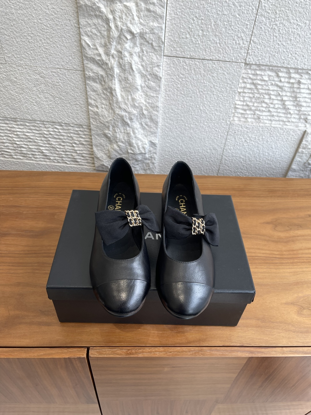 NO:536269,Top version: CHANEL 25ss Early autumn new style, round toe, chain buckle bow, Mary Jane single shoes, Chanel classic reappears, interpreting French elegance. Speaking of a perfect pair of Mary Jane shoes, whose dream list will not have CHANEL?  This season, Chanel 2025 early autumn series pays tribute to the classic with a new design, cleverly blending retro atmosphere with modern modernity. This pair of Mary Jane shoes adopts a round toe design, paired with a slender chain buckle and leather bow, perfectly outlines the girlish playfulness and innocence, while not losing the brand's usual exquisite style. Fabric imported sheepskin Neri silk sheepskin Outsole Italian imported leather soles Size35-41 (40 41 custom made without return or exchange), Mary Jane, chanel, chanel, mary jane, sheepskin, Leather soles19860909顶级版本: CHANEL 香奈儿 25ss 早秋新款 圆头 链条扣蝴蝶结 玛丽珍 单鞋 Chanel经典再现,演绎法式优雅.说到一双完美的玛丽珍鞋,谁的梦想清单里会没有CHANEL呢？本季,香奈儿2025早秋系列以全新设计致敬经典,将复古气息与现代摩登巧妙融合.这双玛丽珍鞋采用圆头设计,搭配纤细的链条扣饰与皮革蝴蝶结,完美勾勒出少女般的俏皮与纯真,同时不失品牌一贯的精致格调. 面料进口羊皮 内里丝绸羊皮 大底意大利进口真皮大底 Size35-41（40 41定做不退换）,玛丽珍,chanel,chanel,mary jane,sheepskin,Leather soles,Women's Shoes