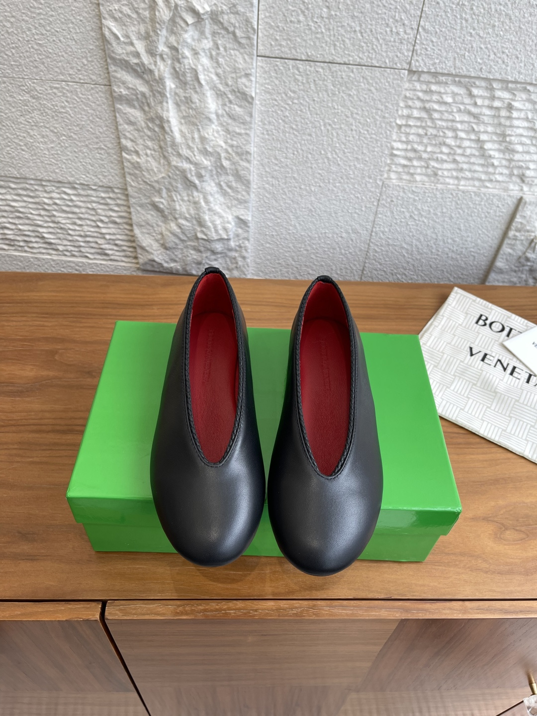 NO:536271,Top version: BOTTEGA VENETA 25ss Early autumn new product Round toe Lace Rosa Ballet shoes This classic model is simply the latest ceiling of BV. Colorful and versatile flat sole design Soft and comfortable Built-in foot pads Like clouds Hand-woven lace Inlay Shoe mouth Super soft and comfortable mm pull strips Shoe mouth inlay Hand-woven woven High-end Comfort fabric is made of high-quality lambskin Hand-woven foot pad sheepskin inner comfortable and high-end Outsole is made of Italian leather outsole & injection rubber process Light dyeing process Benchmarked with version Select original packaging Shoe bags adopt rubber printing logo process The highest end of the market Fabric imported lambskin Inner/foot pad imported sheepskin Outsole Italy imported leather outsole/injection rubber process  Size35-42 (40 41 42 Customized No Returns and Exchanges), Mary Jane, bottega veneta, bottega veneta, mary jane, sheepskin, Leather soles19860909顶级版本: BOTTEGA VENETA 25ss 早秋新品 圆头 花边Rosa 芭蕾舞鞋 这款经典款简直bv最新天花板啦 彩色百搭平底设计 柔软舒适 内置垫脚 云朵般舒适 手工编织花边 镶嵌鞋口 超级柔软舒适 毫米抽条 鞋口镶嵌 手工编织而成 高档 舒适面料选用优质小羊皮 手工编织而成 垫脚羊皮内里舒适高端 大底选用意大利真皮大底&注塑橡胶工艺 运用轻 染工艺 对标对版 选用原版包装 鞋子布袋采用印胶logo工艺 市场最高端 面料进口小羊皮 内里/垫脚进口羊皮 大底意大利进口真皮大底/注塑橡胶工艺 Size35-42（40 41 42定做不退换）,玛丽珍,bottega veneta,bottega veneta,mary jane,sheepskin,Leather soles,Women's Shoes