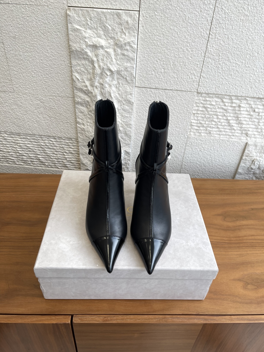 NO:543429,Top version: JIMMY CHOO 2025 new autumn style Aren Ankle Boot 65 pearl pendant high heel ankle boots Aren Ankle Boot 65 series ankle boots, calfskin polished cowhide material, showing modern and fashionable taste. Pointed toe shape, sculptural heel, and with exquisite pearl pendant eye-catching embellishment, adding a fashionable and exquisite feeling to the overall shape. Imported calfskin/open-edge beads, imported sheepskin, outsole imported from Italy, imported genuine leather outsole, heel height 6.5cm (40 41 42 custom made, non-return and exchange), boots, jimmy choo, boots, cowhide, sheepskin, Leather soles19860909顶级版本: JIMMY CHOO 2025 秋季新款 Aren Ankle Boot 65 珍珠吊饰 高跟 踝靴 Aren Ankle Boot 65 系列踝靴,小牛皮拼抛光牛皮材质,尽显现代时髦品味.尖头造型,雕塑感鞋跟,再配以精美珍珠吊饰吸睛点缀,为整体造型增添时尚精致感. 面料进口小牛皮/开边珠 内里进口羊皮 大底意大利进口真皮大底 跟高6.5cm Size35-42（40 41 42定做不退换）,靴子,jimmy choo,boots,cowhide,sheepskin,Leather soles,Women's Shoes