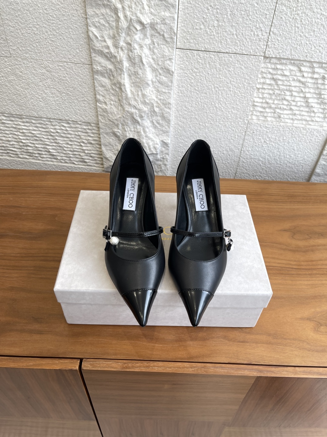 NO:543427,Top version: JIMMY CHOO 2025 autumn new AREN PUMP 95 pearl pendant high heels single shoes Aren Pum series high heels, leather polished cowhide material, showing modern and fashionable taste. Pointed toe shape, sculptural heels, and exquisite pearl pendant eye-catching embellishment, adding a fashionable and exquisite feeling to the overall shape. Imported calfskin/open-edge beads/inner imported sheepskin outsole Italian imported leather outsole Heel height 6.5cm Size35-42 (40 42 custom made without return or exchange), high heels single shoes, jimmy choo, high heels, cowhide, sheepskin, Leather soles19860909顶级版本: JIMMY CHOO 2025 秋季新款 AREN PUMP 95 珍珠吊饰 高跟鞋 单鞋 Aren Pum 系列高跟鞋,皮革拼抛光牛皮材,尽显现代时髦品味.尖头造型,雕塑感鞋跟,再配以精美珍珠吊饰吸睛点缀,为整体造型增添时尚精致感. 面料进口小牛皮/开边珠/ 内里进口羊皮 大底意大利进口真皮大底 跟高6.5cm Size35-42（40 42定做不退换）,高跟鞋单鞋,jimmy choo,high heels,cowhide,sheepskin,Leather soles,Women's Shoes