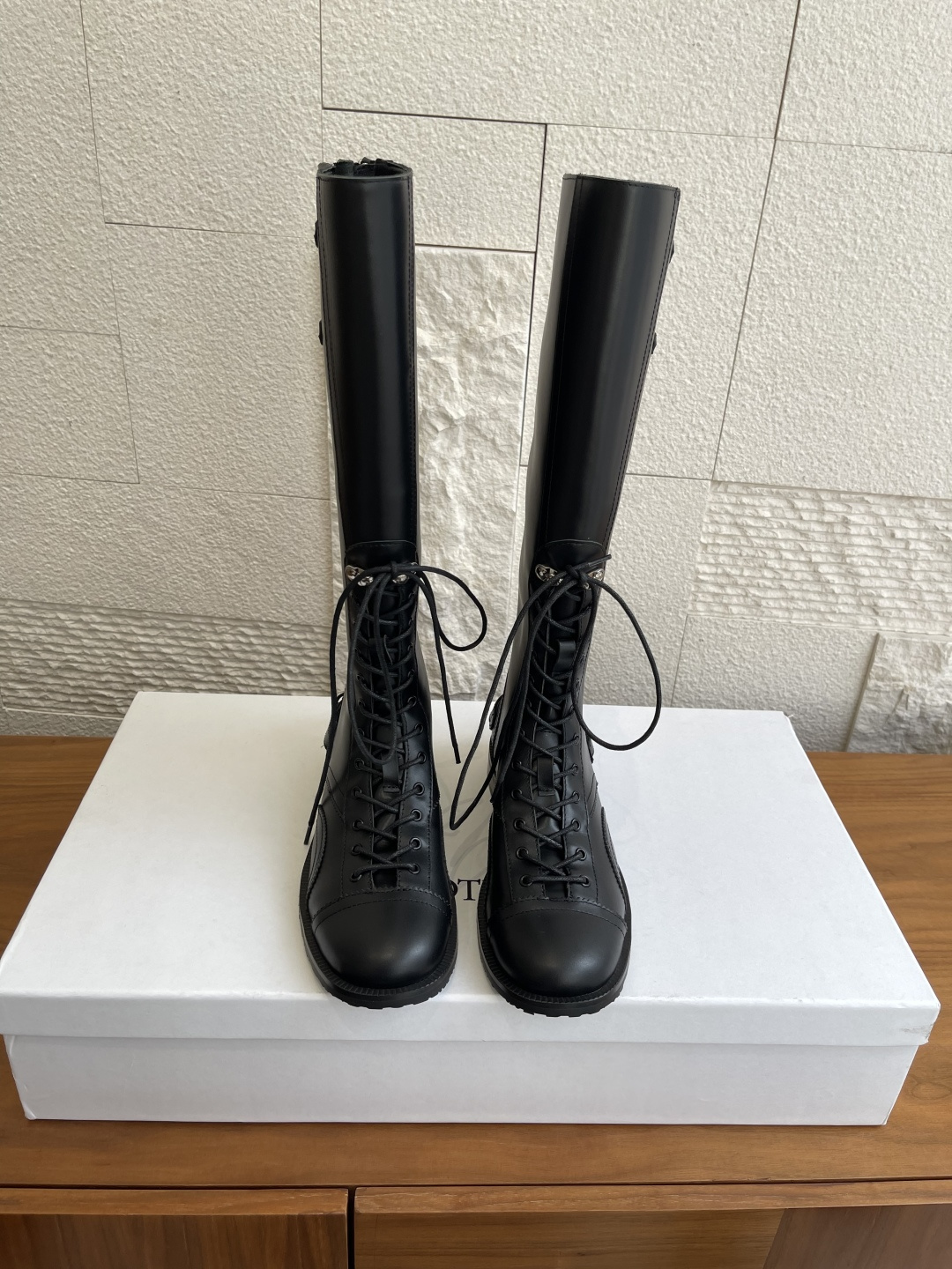 NO:543432,Top version: COTEMP 55FW new autumn and winter Cactus Boots Mid boots tank boots Cactus Boots Mid/Long retro distressed tank boots  The mid-calf boots/knee-high boots series continue the wrapping and multiple fixing elements of the classic tank boots. The straps extend from the mouth to the toe, and are equipped with multiple metal buckles, which can flexibly adjust the comfort of the instep, or wear them loosely for a more lazy and casual look. The heel has a zipper design for easy putting on and taking off. The upper is made of soft waxy cowhide that has been treated with distressing technology, with its own wrinkle texture, and is embellished with stitching and lace wrapping. The details are exquisite, creating a retro texture for autumn and winter.  Fabric imported waxy cowhide, lining imported cowhide, outsole original molded rubber outsole   Size35-40 (40 is custom-made and cannot be returned or exchanged), boots, boots, cowhide19860909顶级版本: COTEMP 55FW 秋冬新款 Cactus Boots Mid长靴 坦克靴 Cactus Boots Mid/Long 复古做旧坦克靴 中筒靴/及膝靴系列,延续了经典坦克步靴的靴筒包裹性与多重固定元素,绑带从鞋口延伸到鞋头处,搭配多个金属做|日银扣,可灵活调节脚背舒适度,或散落穿着更显慵懒随意,后跟带有拉链设计便于穿脱.鞋面精选经过做旧工艺处理过的柔软蜡感牛皮,自带褶皱纹理,点缀缝线花边包裹,细节精致,打造秋冬复古质感. 面料进口蜡感牛皮 内里进口牛皮里 大底原版开模橡胶大底 Size35-40（40定做不退换）,靴子,boots,cowhide,Women's Shoes