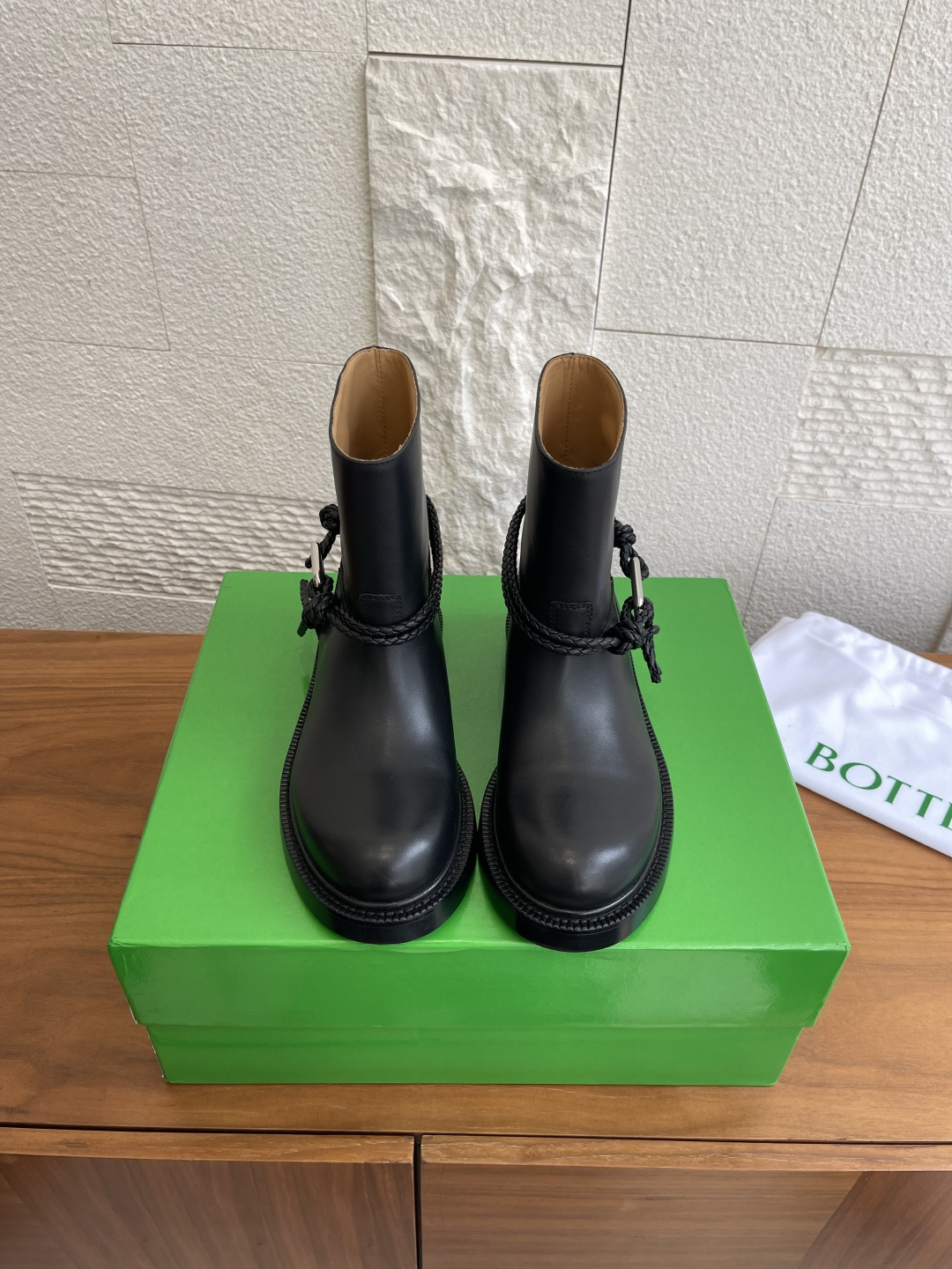 NO:543434,Top version: Short boots, long boots, BOTTEGA VENETA 25ss, new autumn and winter style, round toe, rope knot, triangle buckle, ankle boots, long boots, BV, classic rope knot woven wrapping boots, paired with the iconic triangle metal buckle, black and silver collision comes with cool filter, and it turns into a street-like sister, with aura of 2.8 meters. The short boots look so long, whether it is a casual and relaxing feeling with floor jeans, or a mini skirt to play hot girl style, or even a suit pants to take the elite route of the workplace, it can be perfectly adapted. The 'master key' of autumn and winter outfits is it. Sisters who are entangled in autumn and winter boots, close their eyes and rush!  Imported calfskin imported fabric, imported cowhide inner lining, outsole, Italian imported leather, outsole, + forefoot injection rubber sole Size35-42 (40 41 42 custom made, non-return,), boots, bottega veneta, bottega veneta, boots, skirts, jeans, business suit, cowhide, Leather soles19860909顶级版本:短靴 长靴 BOTTEGA VENETA 25ss 秋冬新款 圆头 绳结 三角扣 及踝靴 长靴 BV这双经典绳结编织缠绕靴身,搭配标志性三角金属扣,黑银碰撞自带酷飒滤镜,穿上直接化身街头拽姐,气场两米八. 短靴型超显腿长,不管是配拖地牛仔裤走随性松弛感,还是搭迷你裙玩辣妹风,甚至配西装裤走职场精英路线,都能完美适配,秋冬穿搭“万能钥匙”就是它 纠结秋冬靴子的姐妹,闭眼冲！ 面料进口小牛皮 内里进口牛皮 大底意大利进口真皮大底+前掌注塑橡胶底 Size35-42（40 41 42定做不退换）,靴子,bottega veneta,bottega veneta,boots,skirts,jeans,business suit,cowhide,Leather soles,Women's Shoes