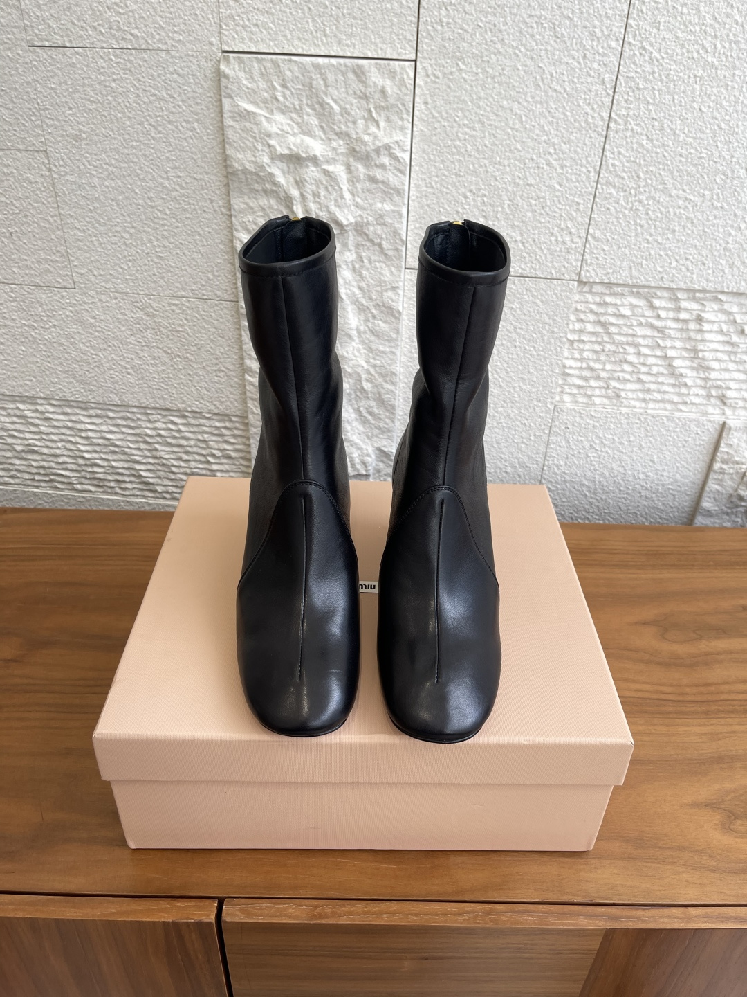 NO:543436,Top version: MiuMiu 25ss Autumn and Winter Fashion Show Rear Zipper Thick Heel Boots MiuMiu This glove-fit Nappa leather boots combines softness and iconic features. As a classic item in Miu Miu wardrobe, they are designed to celebrate every feminine interpretation with casual elegance. Fabric imported calfskin imported cowhideskin Outsole Italian imported leather outsole Heel height 6.5cm Size35-41 (40 41), boots, miumiu, boots, cowhide, Leather soles, gloves19860909顶级版本: MiuMiu 缪缪 25ss 秋冬时装秀款 后拉链 粗跟 短靴 MiuMiu这款如手套般贴合的Nappa皮革短靴结合了柔软和标志性特征.作为Miu Miu衣橱中的经典单品,它们旨在以随性优雅庆祝每一种女性魅力的诠释. 面料进口小牛皮 内里进口牛皮 大底意大利进口真皮大底 跟高6.5cm Size35-41（40 41）,靴子,miumiu,boots,cowhide,Leather soles,gloves,Women's Shoes