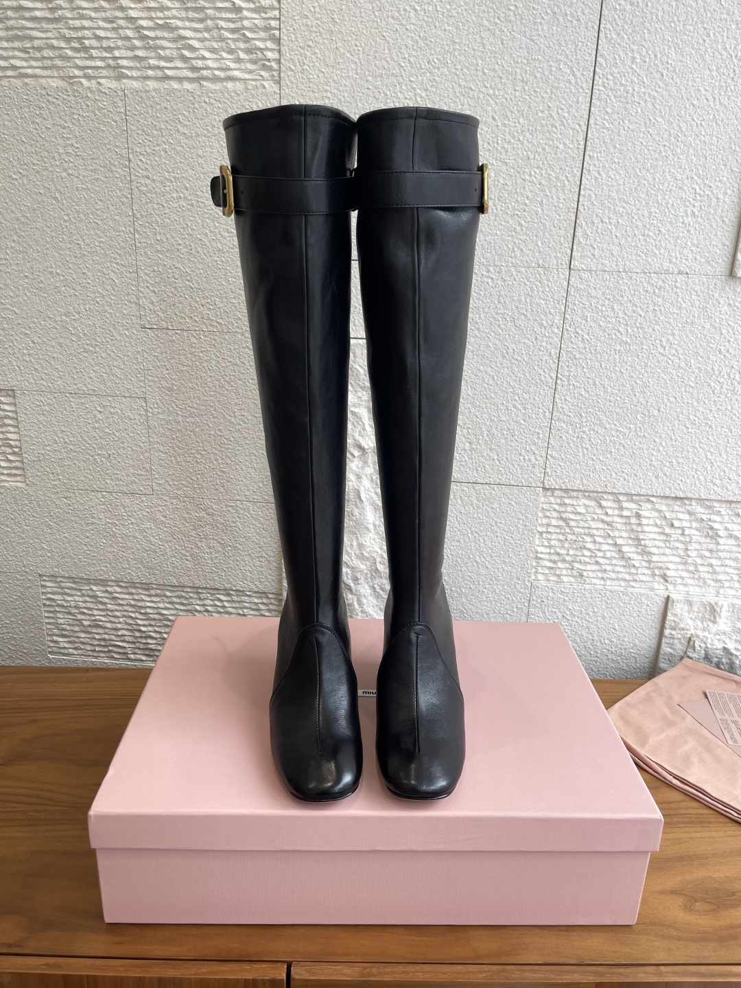 NO:543438,Top version: Short boots Knee-high boots MiuMiu Miu Miu 25ss Autumn and winter fashion show style Side zipper Buckle Medium heel Short boots Knee-high boots MiuMiu These lightweight, feminine boots are made of soft leather and fit the leg as comfortably as a glove. The boots are equipped with the iconic engraved logo buckle, showing a classic and easy-to-recognize style. Fabric imported calfskin lining imported cowhide outsole Italian imported leather outsole Heel height 6.5cm  Size35-41 (40 41 custom-made, non-returnable), boots, miumiu, boots, cowhide, Leather soles, gloves19860909顶级版本:短靴 及膝靴 MiuMiu 缪缪 25ss 秋冬时装秀款 侧拉链 带扣 中跟 短靴 及膝靴 MiuMiu 这款轻盈、女性化的靴子采用柔软皮革制成,贴合腿部如手套般舒适.靴子上配有标志性的刻字徽标扣环,展现出经典且易于识别的风格. 面料进口小牛皮 内里进口牛皮 大底意大利进口真皮大底 跟高6.5cm Size35-41（40 41定做不退换）,靴子,miumiu,boots,cowhide,Leather soles,gloves,Women's Shoes