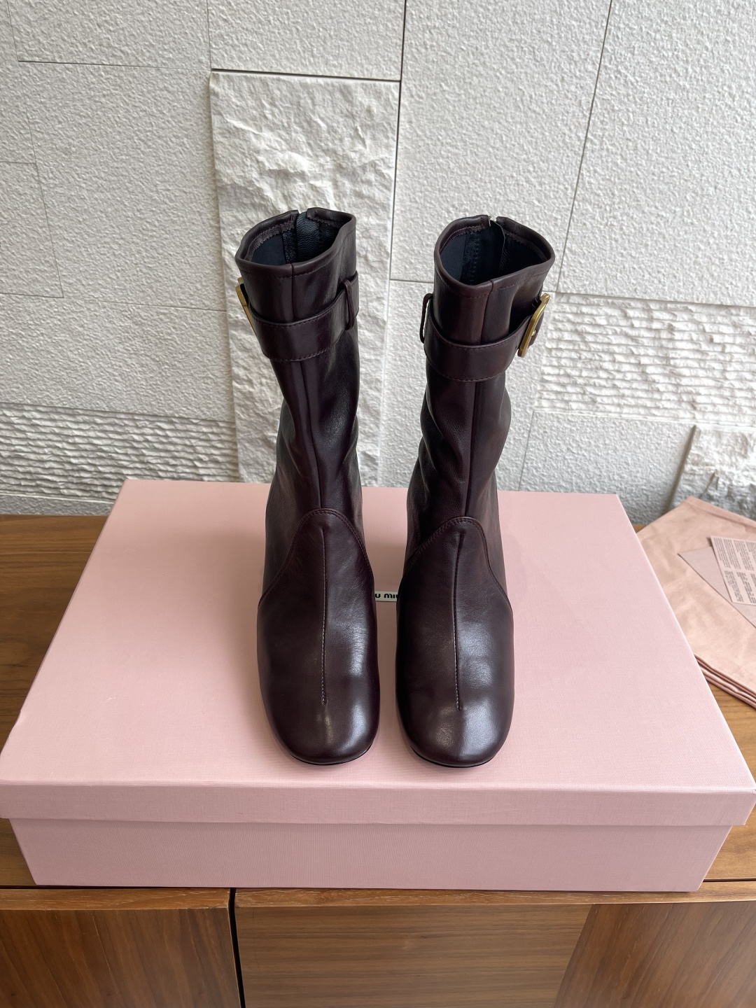 NO:543440,Top version: Boots Knee-length boots MiuMiu 25ss Autumn and Winter Fashion Show Side Zipper Buckling Midheel Short boots Knee-length boots MiuMiu This lightweight, feminine boots are made of soft leather, which fits the legs as comfortable as gloves. The boots are equipped with iconic lettering logo buckles, showing a classic and easy-to-recognize style. Fabric imported calfskin imported cowhide, cowhide, cowhide, and glloves19860909顶级版本:短靴 及膝靴 MiuMiu 缪缪 25ss 秋冬时装秀款 侧拉链 带扣 中跟 短靴 及膝靴 MiuMiu 这款轻盈、女性化的靴子采用柔软皮革制成,贴合腿部如手套般舒适.靴子上配有标志性的刻字徽标扣环,展现出经典且易于识别的风格. 面料进口小牛皮 内里进口牛皮 大底意大利进口真皮大底 跟高6.5cm Size35-41（40 41 定做不退换）,靴子,miumiu,boots,cowhide,Leather soles,gloves,Women's Shoes