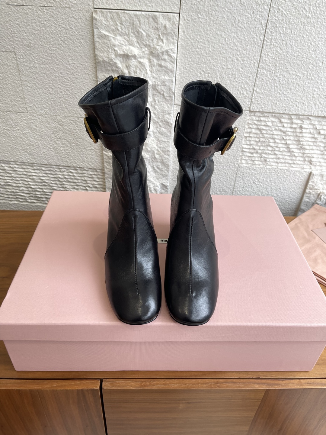 NO:543442,Top version: Short boots Knee-high boots MiuMiu Miu Miu 25ss Autumn and winter fashion show style Side zipper Buckle Medium heel Short boots Knee-high boots MiuMiu These lightweight, feminine boots are made of soft leather and fit the leg as comfortably as a glove. The boots are equipped with the iconic engraved logo buckle, showing a classic and easy-to-recognize style. Fabric imported calfskin lining imported cowhide outsole Italian imported leather outsole Heel height 6.5cm  Size35-41 (40 41 custom-made, non-returnable), boots, miumiu, boots, cowhide, Leather soles, gloves19860909顶级版本:短靴 及膝靴 MiuMiu 缪缪 25ss 秋冬时装秀款 侧拉链 带扣 中跟 短靴 及膝靴 MiuMiu 这款轻盈、女性化的靴子采用柔软皮革制成,贴合腿部如手套般舒适.靴子上配有标志性的刻字徽标扣环,展现出经典且易于识别的风格. 面料进口小牛皮 内里进口牛皮 大底意大利进口真皮大底 跟高6.5cm Size35-41（40 41定做不退换）,靴子,miumiu,boots,cowhide,Leather soles,gloves,Women's Shoes
