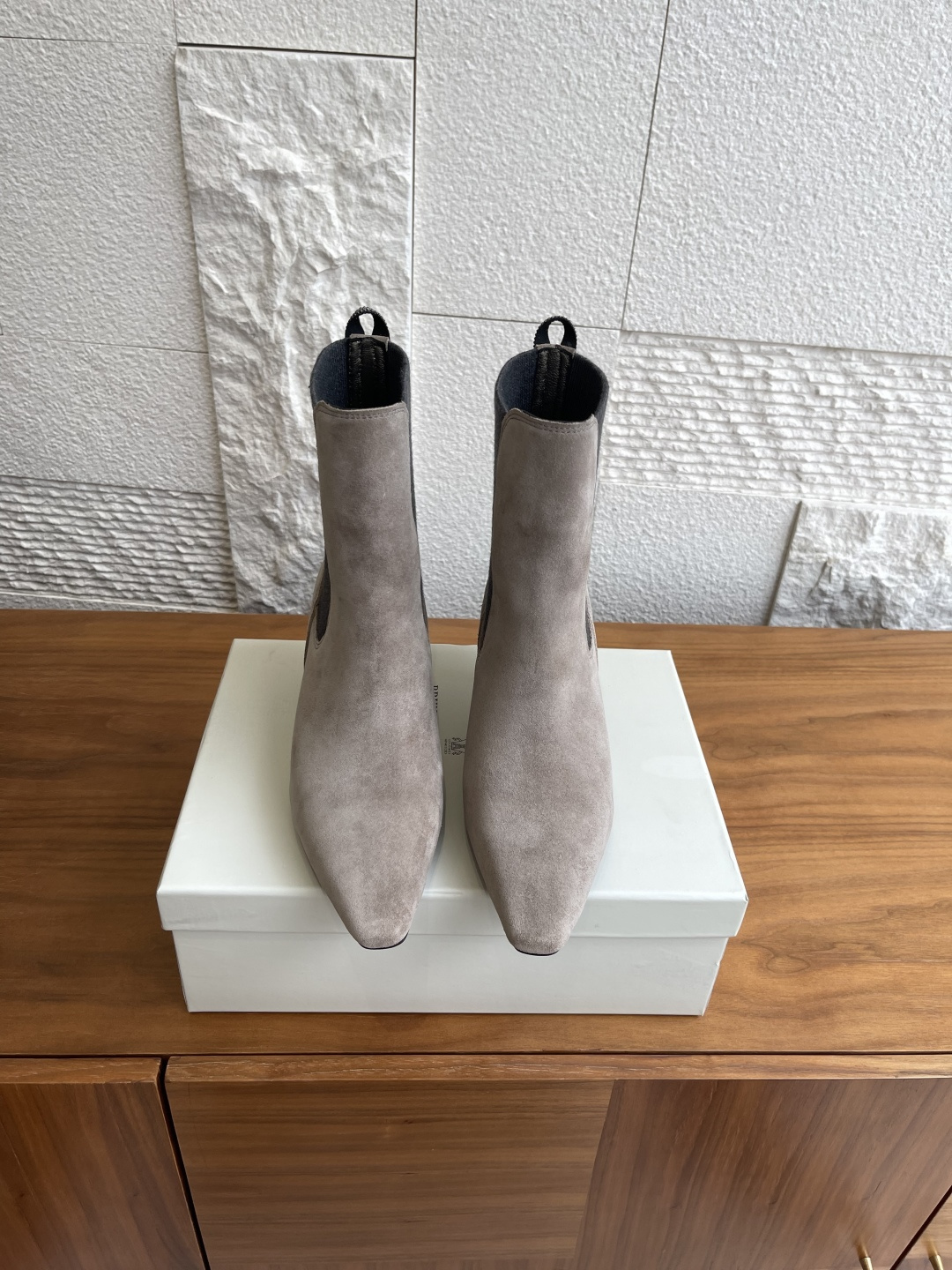 NO:543425,Top version: Brunello Cucinelli 2025 Autumn and Winter New Square Toe, Thin Heel, Beaded Decoration Short Boots Brunello Cucinelli Launches this exquisite Chelsea boot, with a 5 cm slanted heel design that makes it look taller. This boot is made of soft suede in Italy, with comfortable elastic splicing, and a narrow square toe design. The suede leather texture exudes a hazy luster, and the double ring buckle at the rear is decorated with Brunello Cucinelli's signature dazzling bead embroidery, which gives a romantic charm to the overall shape. Original custom-made imported high high mercerized suede/calf leather inner/foot pad imported cowhide, outsole Italian imported leather broadsole + TPU rubber injection molding heel height 5cm  Size35-42 (41 42 custom made without return), boots, brunello cucinelli, boots, cowhide, chamois leather, Leather soles19860909顶级版本: Brunello Cucinelli 2025 秋冬新款 方头 细跟 镶珠装饰 短靴 Brunello Cucinelli 推出这款精致的切尔西靴,5厘米斜跟设计更显高挑.这款靴子采用柔软的绒面革于意大利精制而成,配有舒适的弹力拼接,并采用窄方头设计.绒面皮革质地上散发着若隐若现的朦胧光泽,后部的双环扣饰以Brunello Cucinelli的标志性璀璨镶珠刺绣点缀,为整体造型系上一缕浪漫韵味. 面料原版定制进口特级高丝光麂皮/小牛皮 内里/垫脚进口牛皮 大底意大利进口真皮大底+TPU橡胶注塑 跟高5cm Size35-42（41 42定做不退换）,靴子,brunello cucinelli,boots,cowhide,chamois leather,Leather soles,Women's Shoes