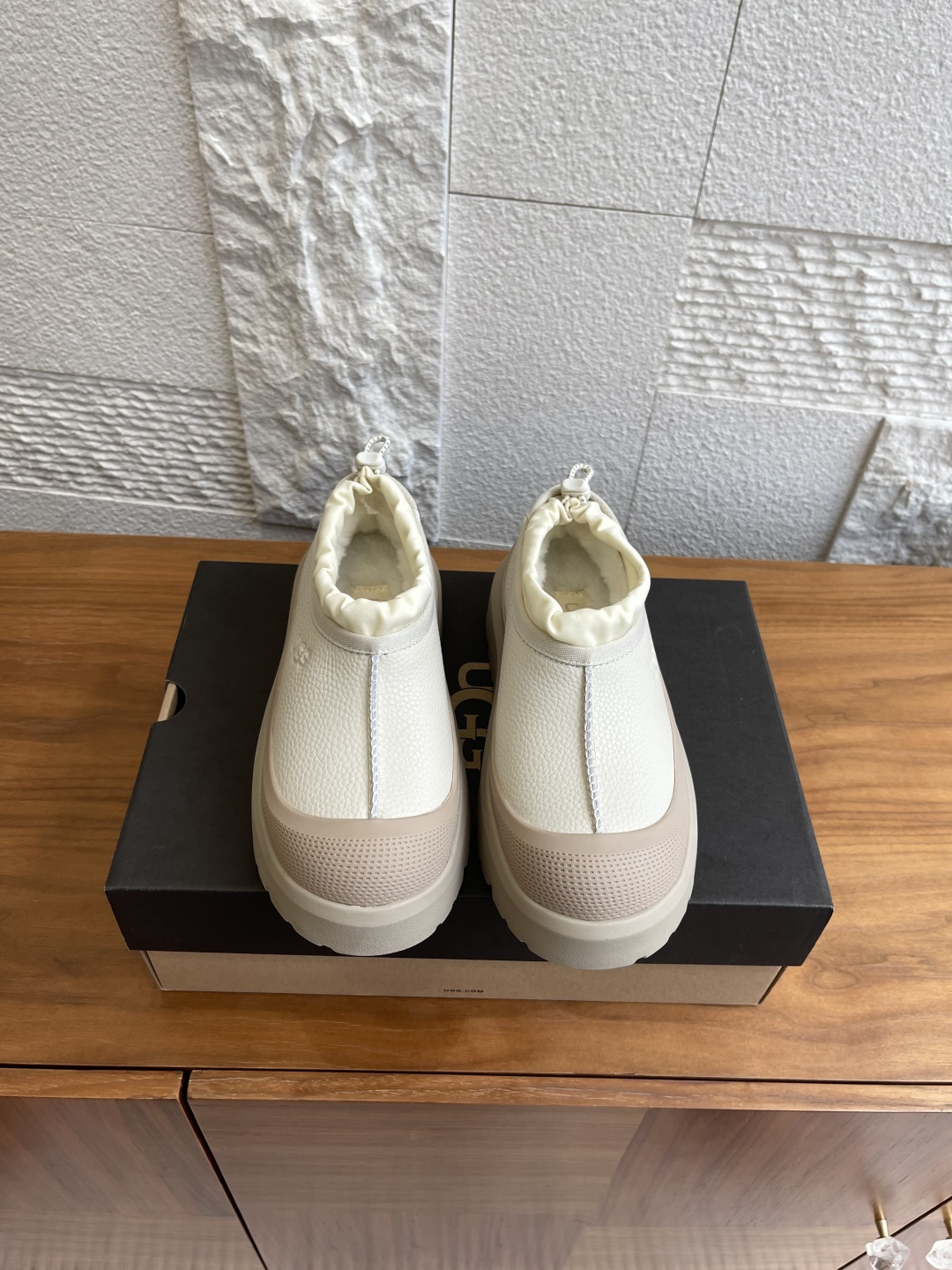 NO:543424,Top version: (Guangdong goods) UGG 2025 autumn new model, men and women, Heritage series Tasman Weather Hybrid short boots, snow boots UGG This model of men and women, Heritage series Tasman Weather Hybrid, classic waterproof mixed short boots, avant-garde contrasting design, with a bright look, cow sectioned fur upper + about 17mm UGGplush lining, insole, elastic strap and buckle, high-top boots, both function and warmth. EVA outsole anti-slip spider web rubber sole, provides good grip. Fabric imported beef reverse velvet/imported lychee pattern cowhide, inner sheep fur integrated, outsole EVA foamed sole Size women 35-40 (40 custom made without return)  Men 39-45 (45 custom made without return), snow boots, boots, cowhide, sheepskin19860909顶级版本:（莞货） UGG 2025 秋季新款 男女同款 Heritage 系列Tasman Weather Hybrid 塔斯曼 短靴 雪地靴 UGG这款男女同款 Heritage 系列Tasman Weather Hybrid 塔斯曼,经典防水混合款短靴,前卫撞色设计,搭出亮眼造型,牛剖层翻毛皮鞋面+约17毫米UGGplush里衬、鞋垫,松紧系带和栓扣,高帮靴筒,功能与保暖兼备.EVA外底防滑蛛网橡胶底,提供良好抓地力. 面料进口牛反绒/进口荔枝纹牛皮 内里羊皮毛一体 大底EVA发泡大底 Size女35-40（40定做不退换）  男39-45（45定做不退换）,雪地靴,boots,cowhide,sheepskin,Women's Shoes