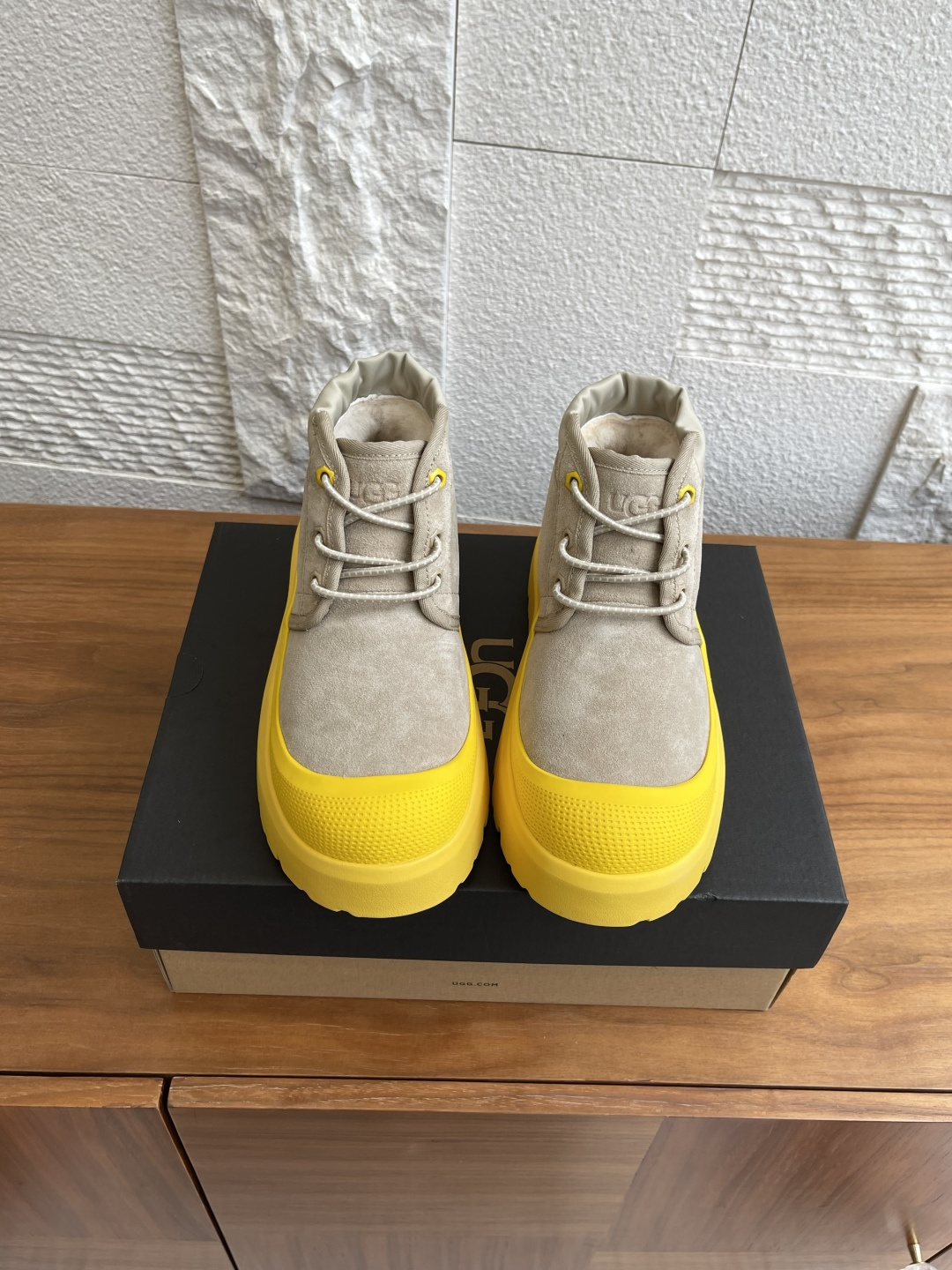 NO:543426,Top version: (Guangdong goods) UGG 2025 autumn and winter new style, men and women, Heritage series Neumel Weather Hybrid Lace-up thick sole Short boots Snow boots UGG This men and women, Heritage series, Neumel Weather Hybrid, classic waterproof hybrid short boots, avant-garde contrasting design, with a bright look, cow sectioned fur upper + about 17mm UGGplush lining, insole, elastic strap and buckle, high-top boots, both function and warmth. EVA outsole anti-slip spider web rubber sole, provides good grip. Fabric imported beef reverse velvet, inner sheep fur integrated, outsole EVA foamed sole Size women 35-40 (40 custom-made without return)  Men 39-45 (45 custom made without return), snow boots, boots, sheepskin19860909顶级版本:（莞货） UGG 2025 秋冬新款 男女同款 Heritage 系列Neumel Weather Hybrid 纽姆 系带厚底 短靴 雪地靴 UGG这款男女同款 Heritage 系列,Neumel Weather Hybrid 纽姆 ,经典防水混合款短靴,前卫撞色设计,搭出亮眼造型,牛剖层翻毛皮鞋面+约17毫米UGGplush里衬、鞋垫,松紧系带和栓扣,高帮靴筒,功能与保暖兼备.EVA外底防滑蛛网橡胶底,提供良好抓地力. 面料进口牛反绒 内里羊皮毛一体 大底EVA发泡大底 Size女35-40（40定做不退换）  男39-45（45定做不退换）,雪地靴,boots,sheepskin,Women's Shoes