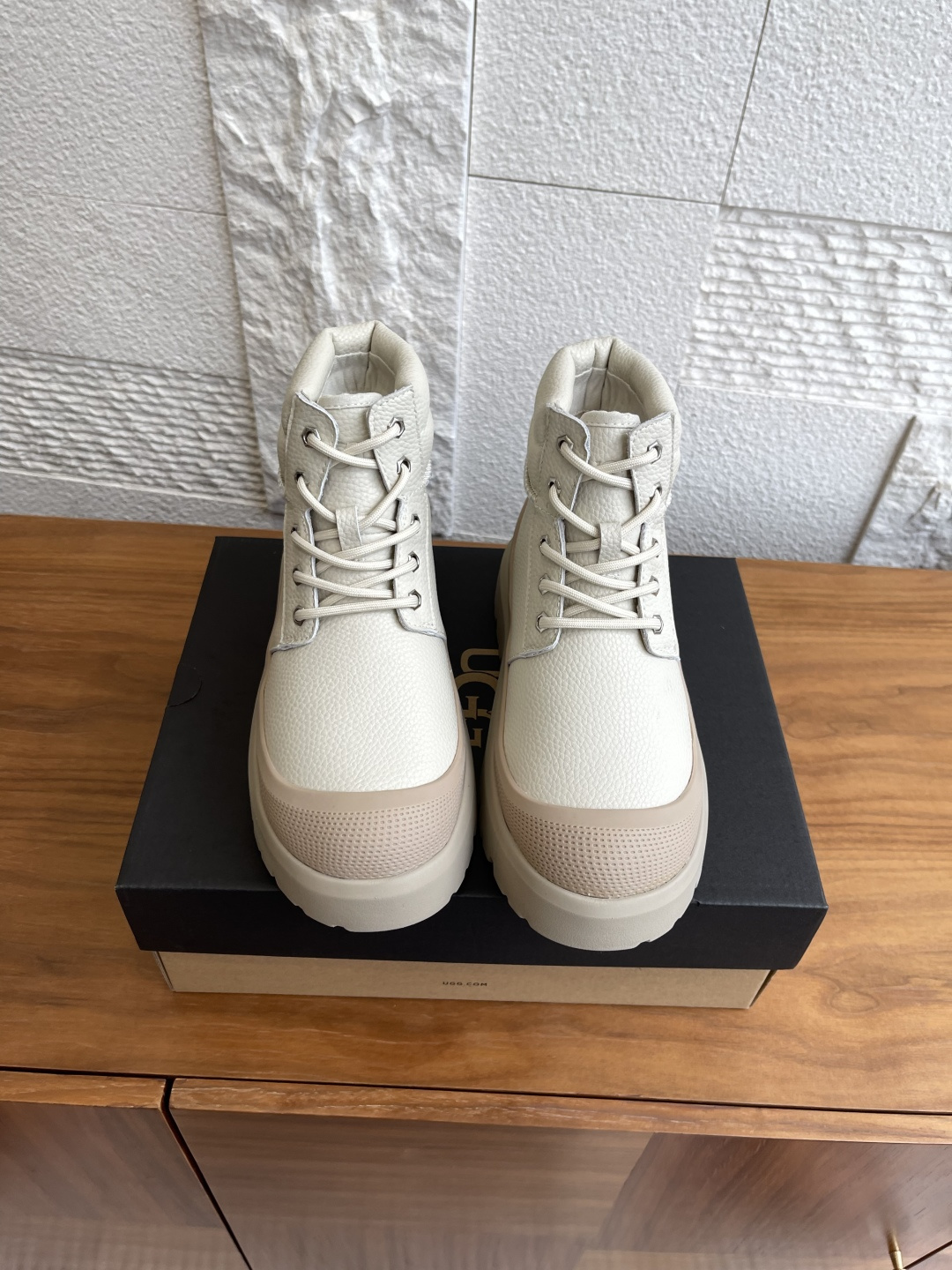 NO:543428,Top version: (Guangdong goods) UGG 2025 autumn and winter new style, men and women, Heritage series Neumel Weather Hybrid Lace-up thick sole Short boots Snow boots UGG This men and women, Heritage series, Neumel Weather Hybrid, classic waterproof hybrid short boots, avant-garde contrasting design, with a bright look, cow sectioned fur upper + about 17mm UGGplush lining, insole, elastic strap and buckle, high-top boots, both function and warmth. EVA outsole anti-slip spider web rubber sole, provides good grip. Imported fabric lychee pattern cowhide inner sheep fur integrated, outsole EVA foamed sole Size women 35-40 (40 custom-made without return)  Men 39-45 (45 custom made without return), snow boots, boots, cowhide, sheepskin19860909顶级版本:（莞货） UGG 2025 秋冬新款 男女同款 Heritage 系列Neumel Weather Hybrid 纽姆 系带厚底 短靴 雪地靴 UGG这款男女同款 Heritage 系列,Neumel Weather Hybrid 纽姆 ,经典防水混合款短靴,前卫撞色设计,搭出亮眼造型,牛剖层翻毛皮鞋面+约17毫米UGGplush里衬、鞋垫,松紧系带和栓扣,高帮靴筒,功能与保暖兼备.EVA外底防滑蛛网橡胶底,提供良好抓地力. 面料进口荔枝纹牛皮 内里羊皮毛一体 大底EVA发泡大底 Size女35-40（40定做不退换）  男39-45（45定做不退换）,雪地靴,boots,cowhide,sheepskin,Women's Shoes